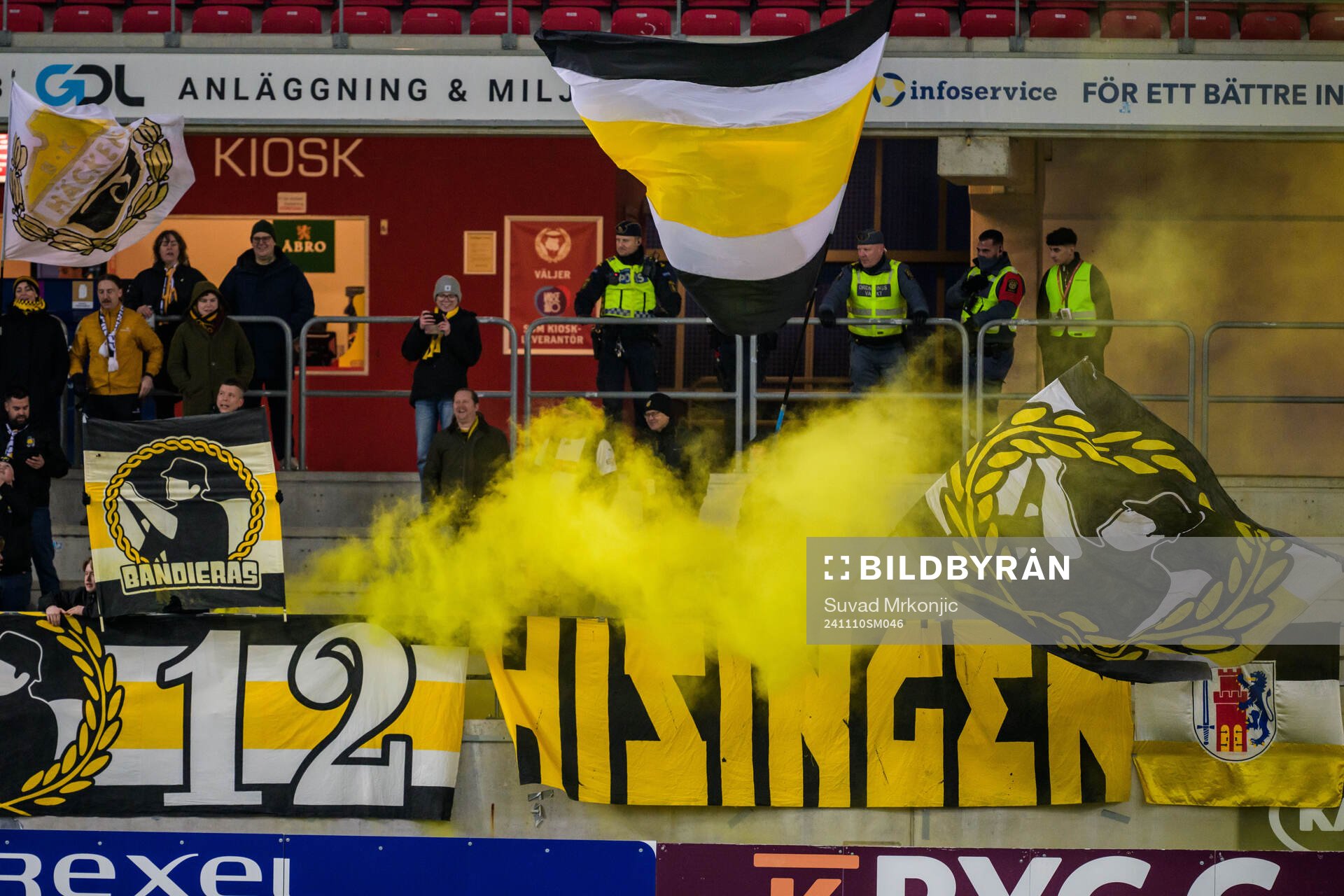 Häcken supportar med rökgranat