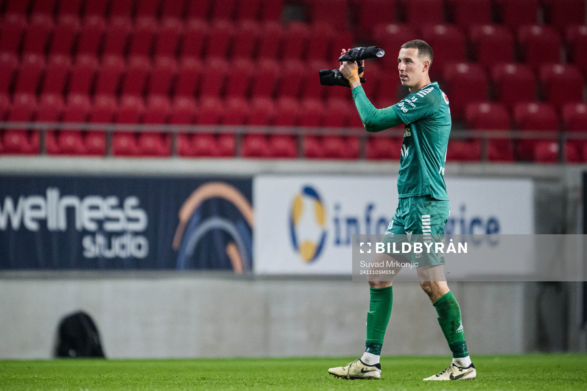 Kalmars målvakt Samuel Brolin lämnar plan efter att han fått rött kort under fotbollsmatchen i Allsvenskan mellan Kalmar och Häcken den 10 november 2024 i Kalmar.