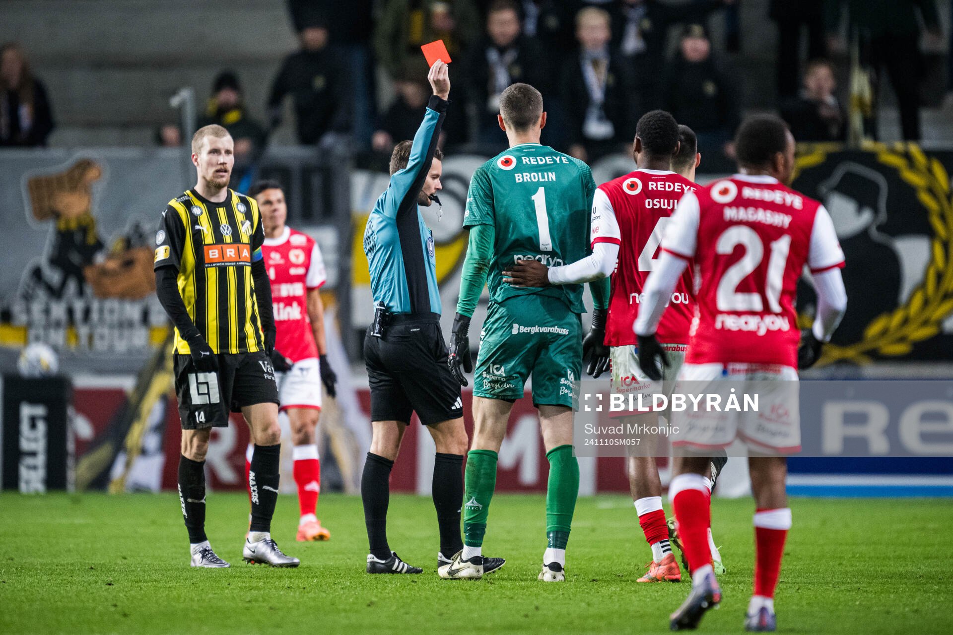 Domare Joakim Östling ger rött kort till Kalmars målvakt Samuel Brolin under fotbollsmatchen i Allsvenskan mellan Kalmar och Häcken den 10 november 2024 i Kalmar.