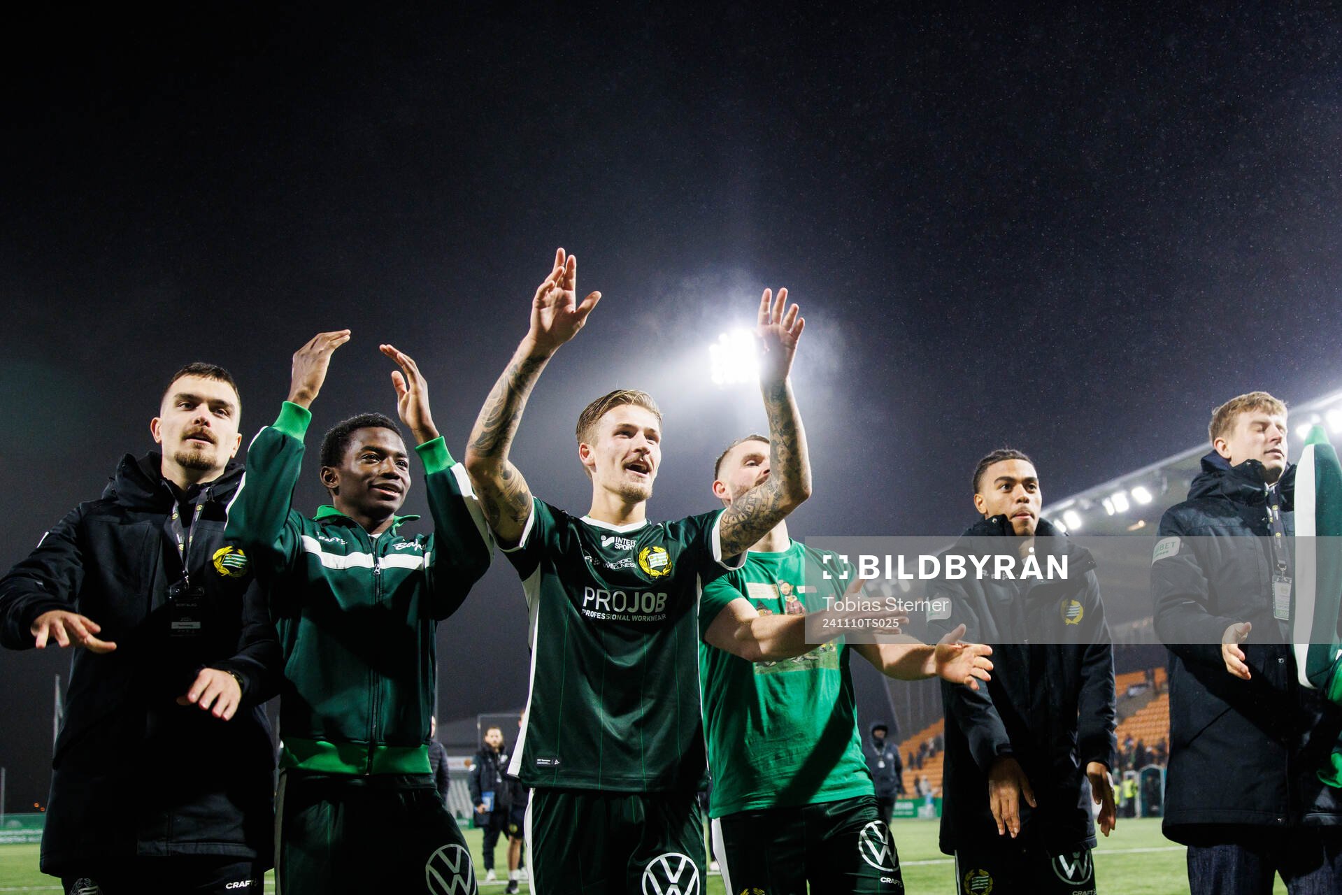 Hammarbys Fredrik Hammar  jublar med lagkamrater
