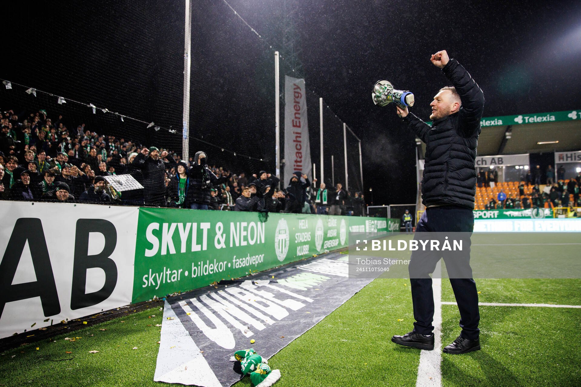Hammarbys tränare Kim Hellberg jublar