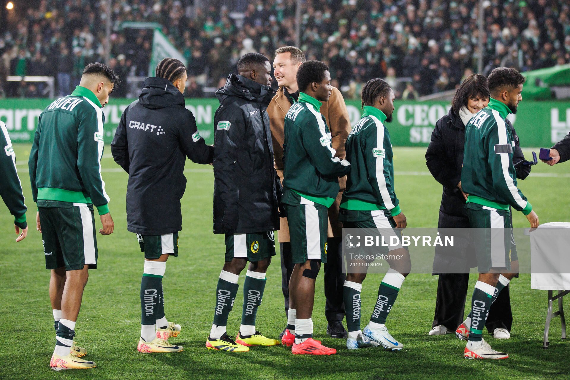 Hammarbys spelare tar emot silvermedaljer