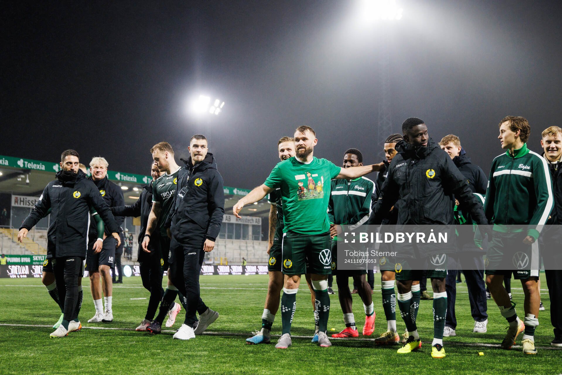 Hammarbys Mads Fenger Nielsen jublar med lagkamrater