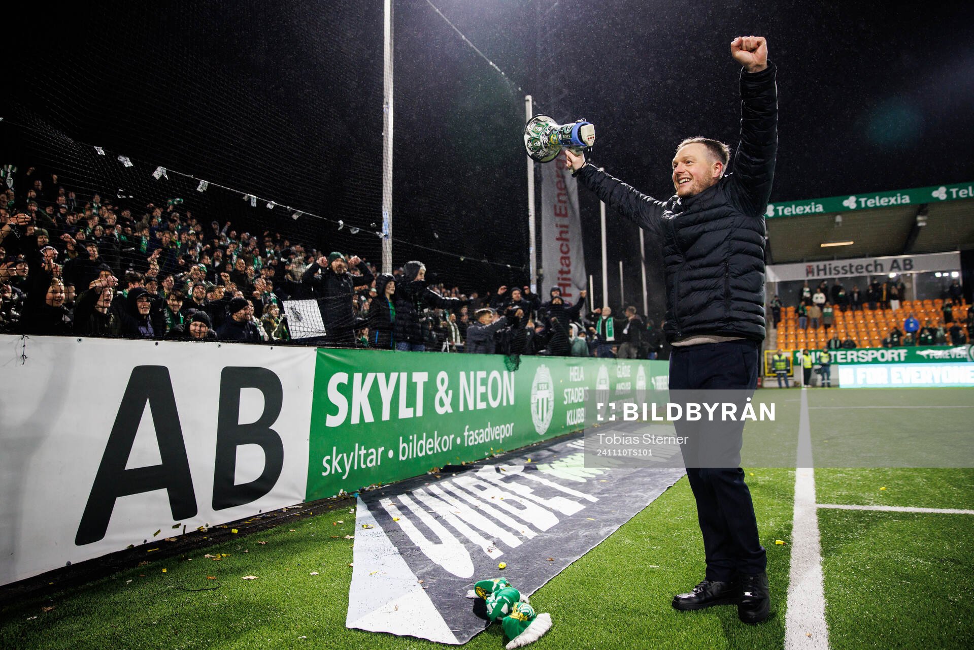 Hammarbys tränare Kim Hellberg jublar