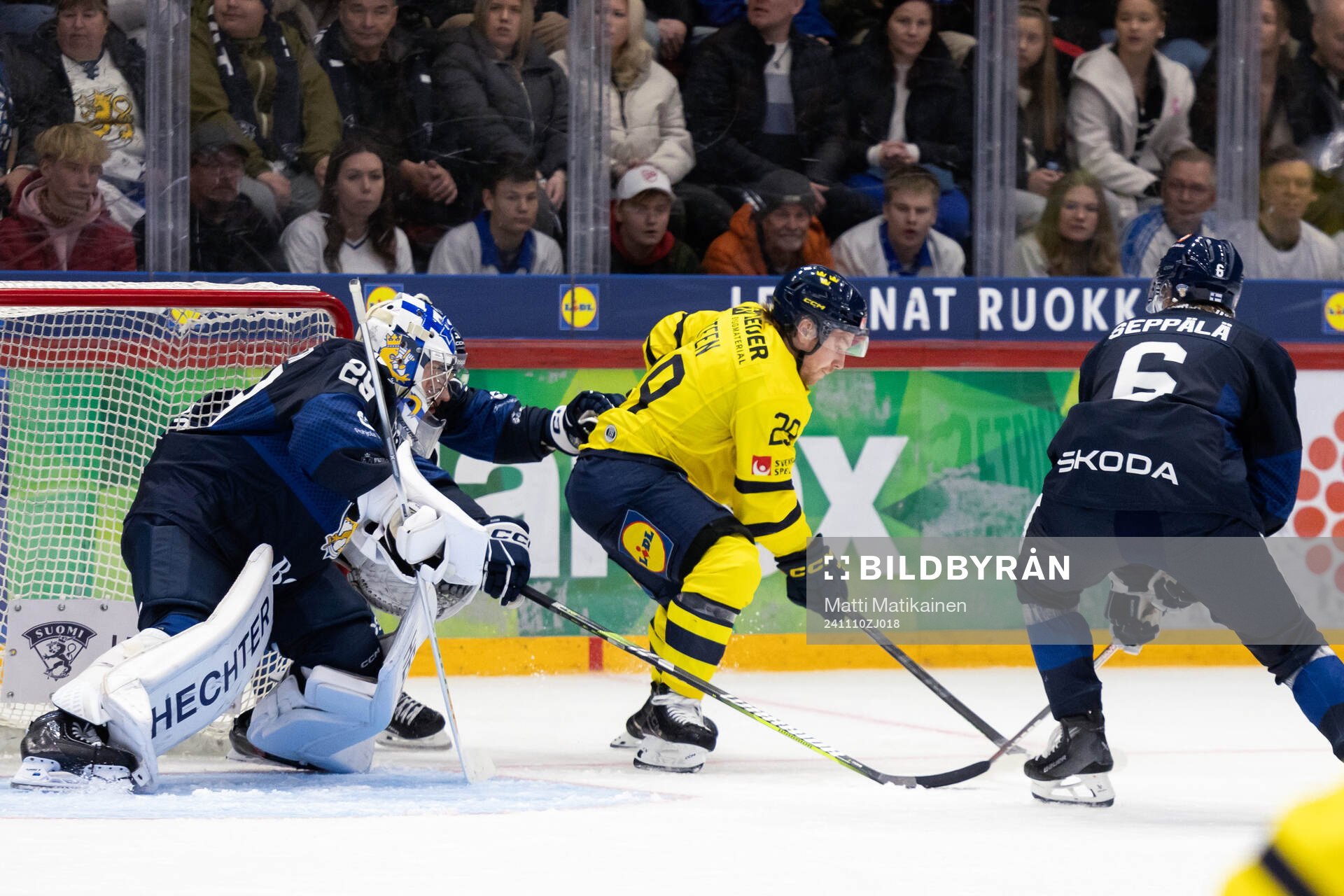 Goalkeeper Harri Säteri of Finland, Oskar Steen of Sweden