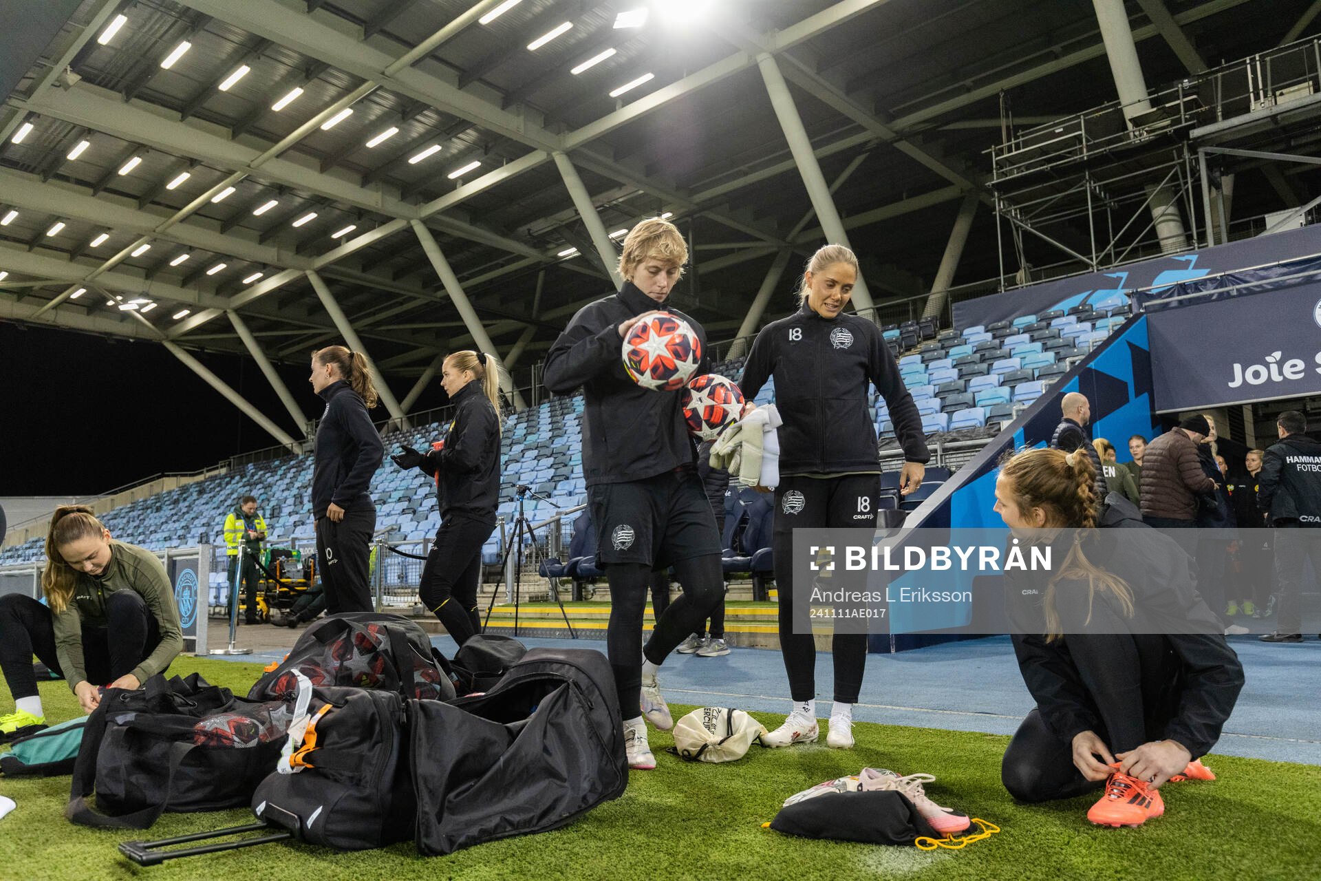 Goalkeeper Moa Edrud, Alice Carlsson and goalkeeper Anna