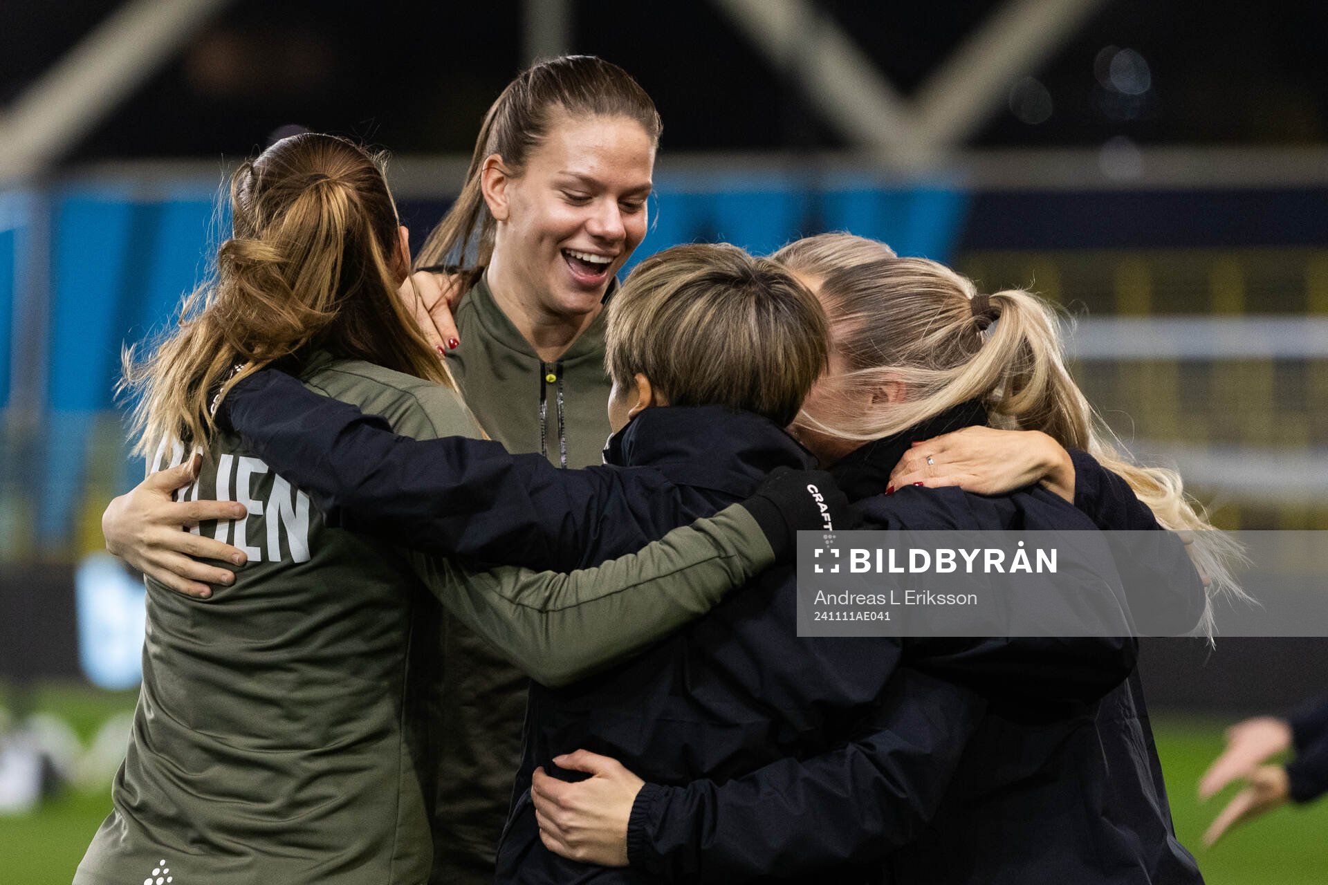 Bella Andersson celebrate