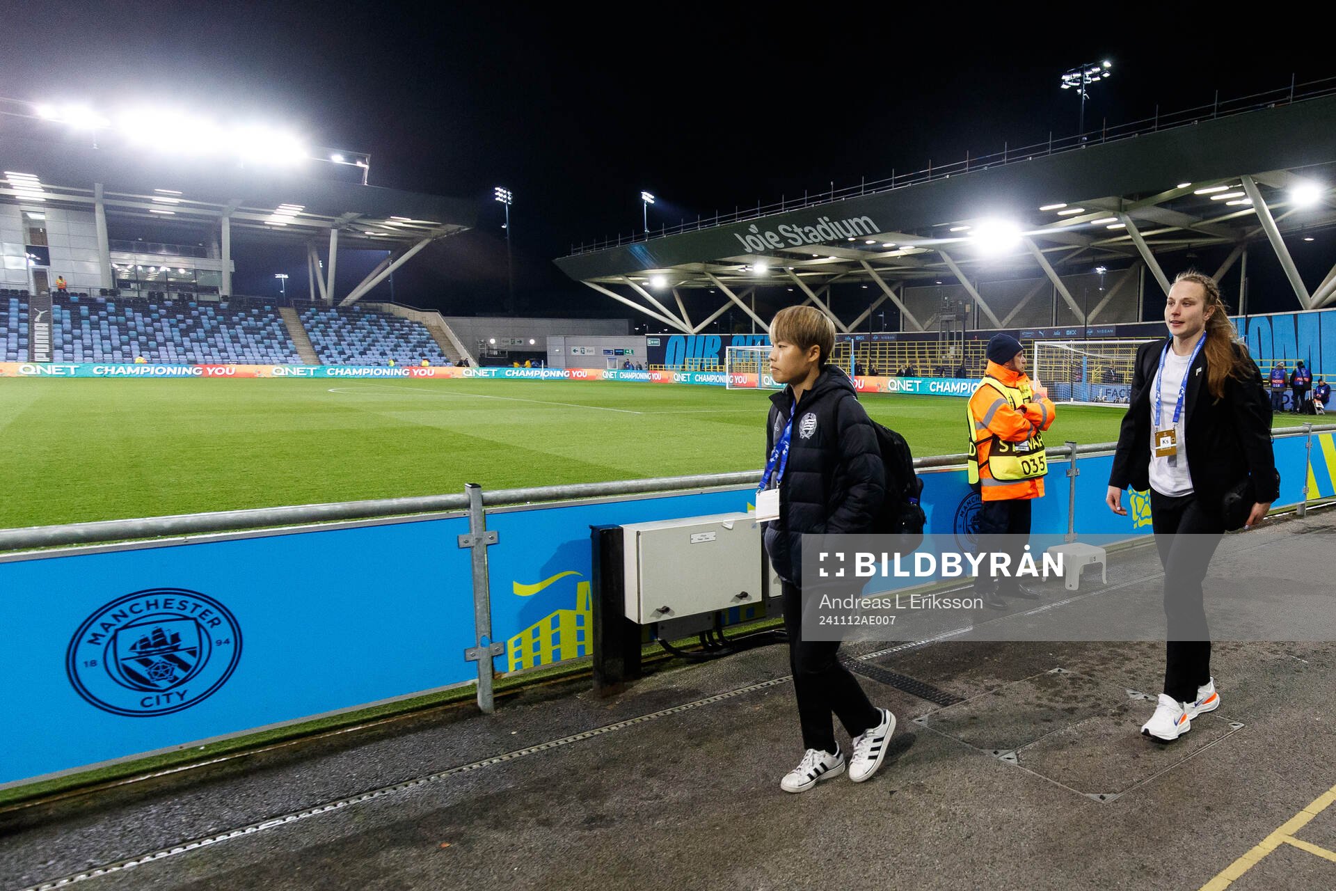 Suzu Amano and goalkeeper Anna Tamminen of Hammarby arrive