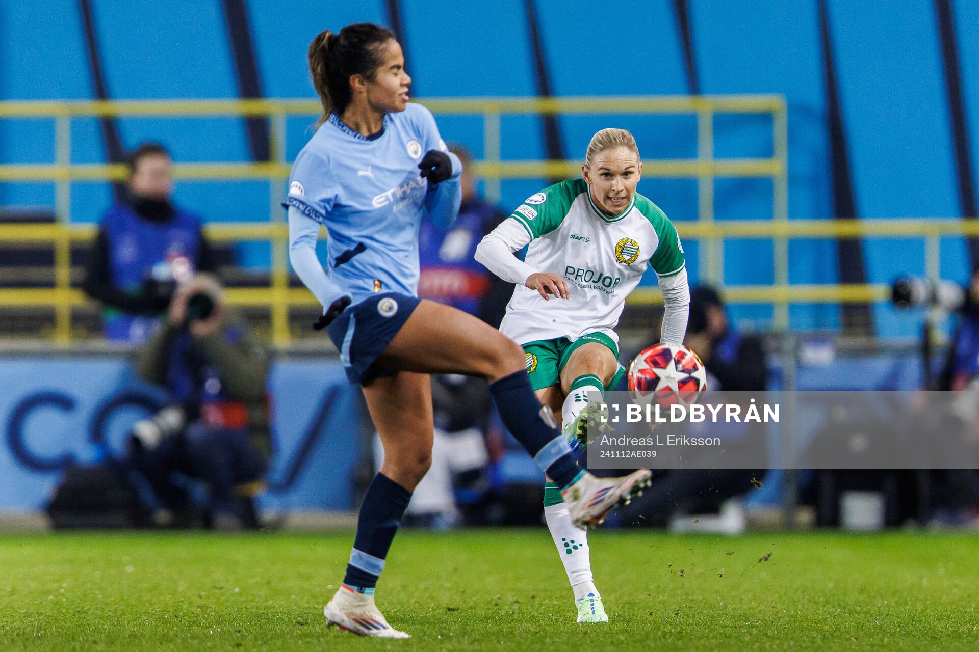 Mary Fowler of Manchester City and Jonna Andersson of