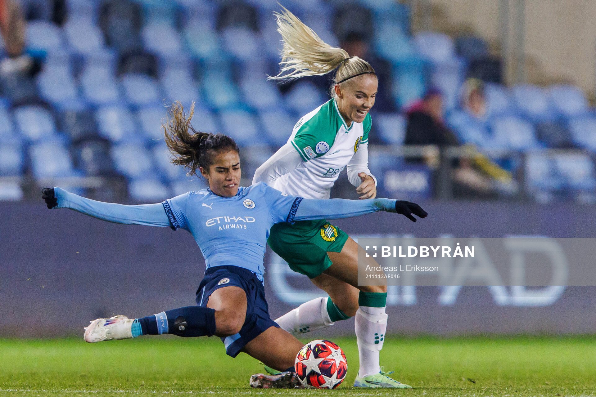 Mary Fowler of Manchester City and Stina Lennartsson of