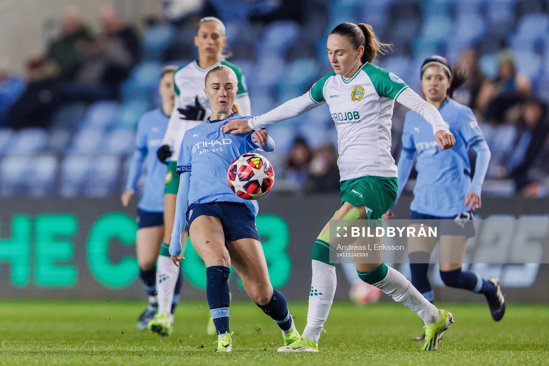 Laura Brown of Manchester City and Vilde Hasund of Hammarby