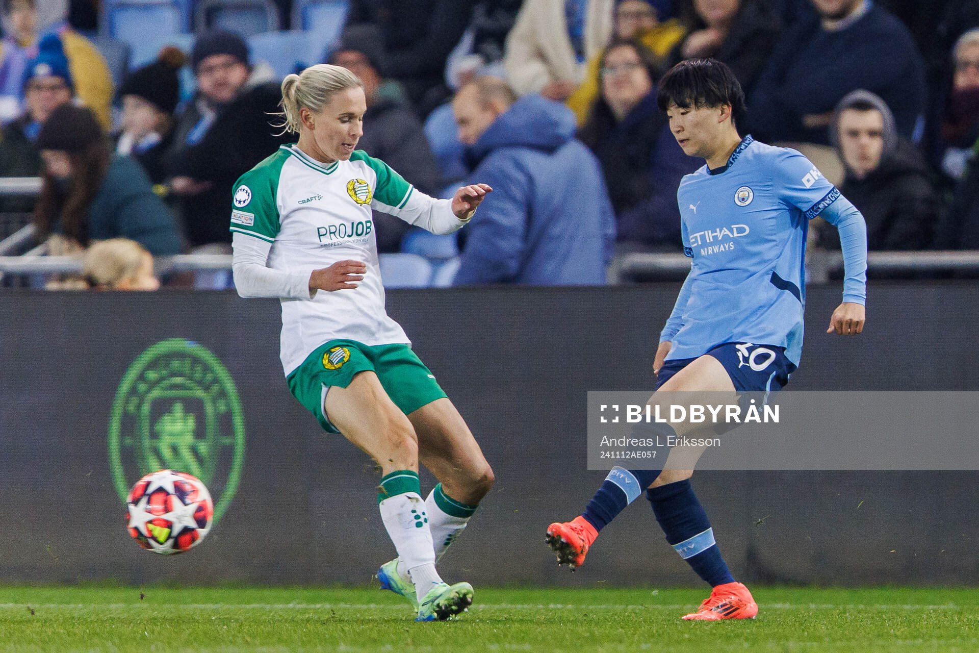 Jonna Andersson of Hammarby and Aoba Fujino of Manchester