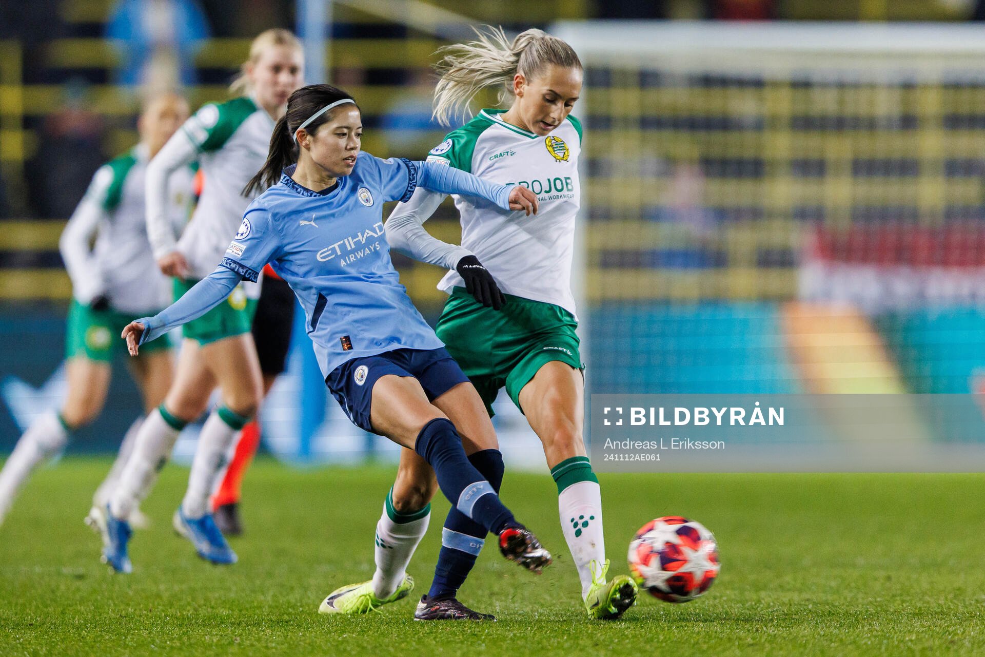 Yui Hasegawa of Manchester City and Ellen Wangerheim of