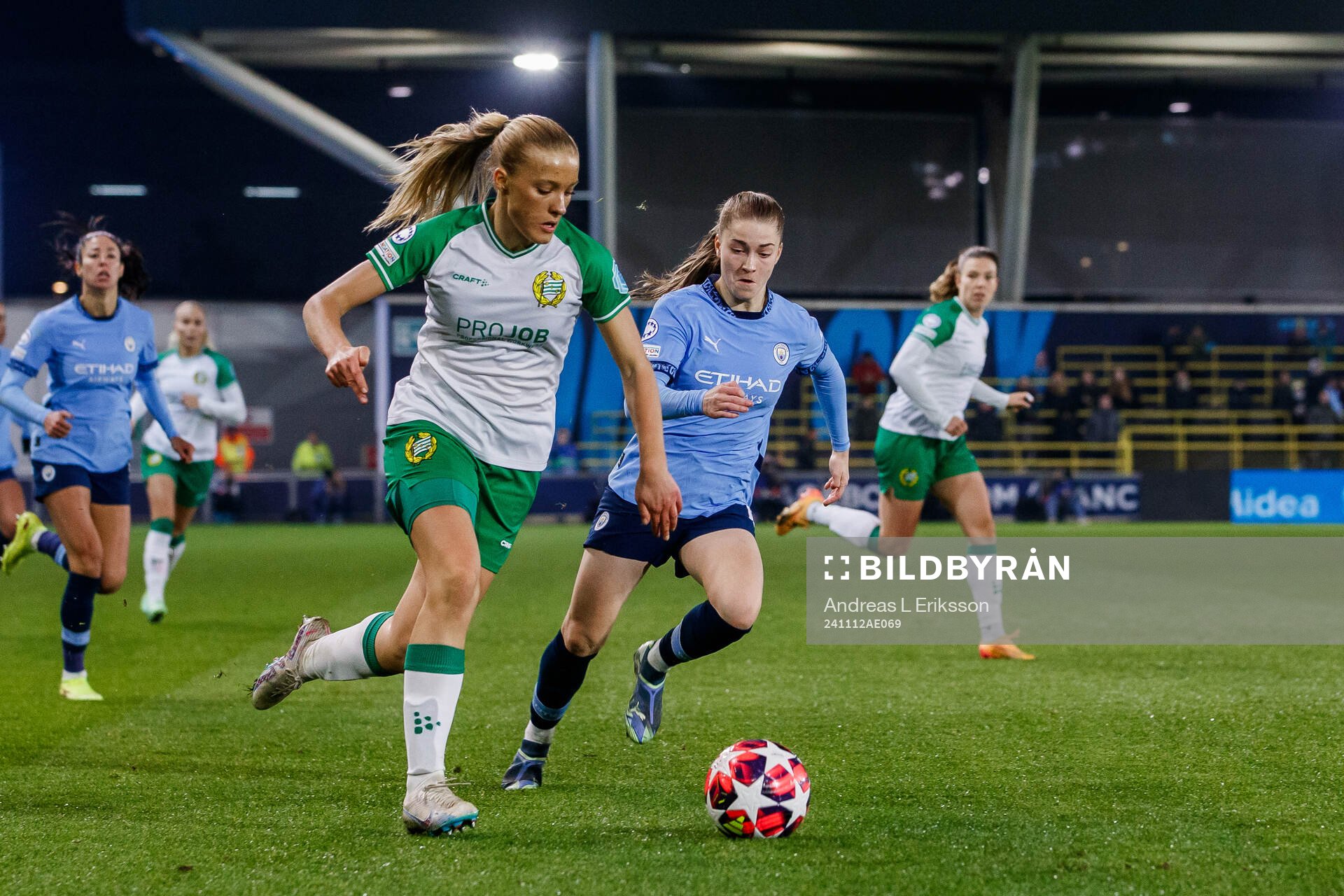 Smilla Holmberg of Hammarby and Laura Brown of Manchester