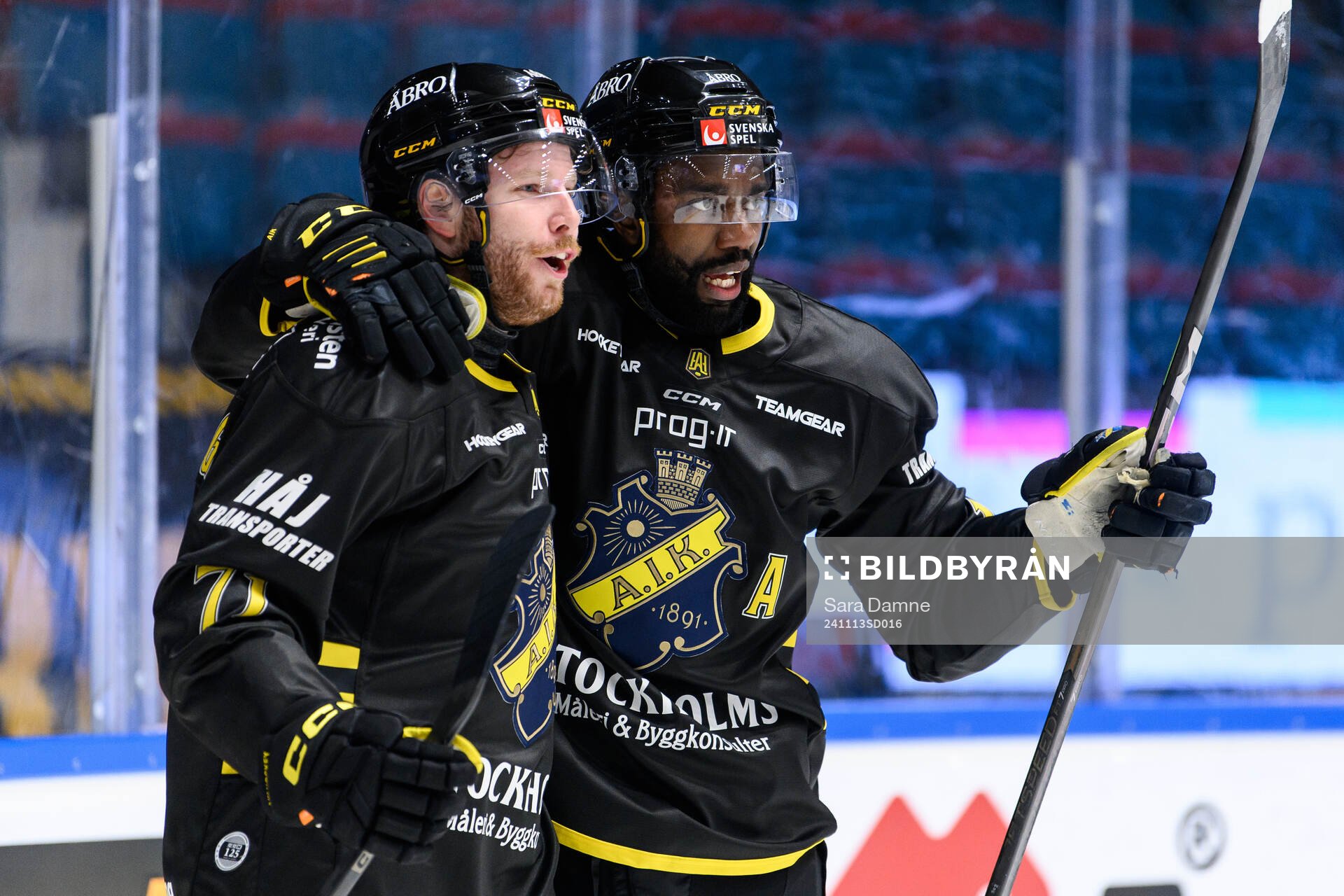 AIKs Lukas Zetterberg och Daniel Muzito Bagenda jublar
