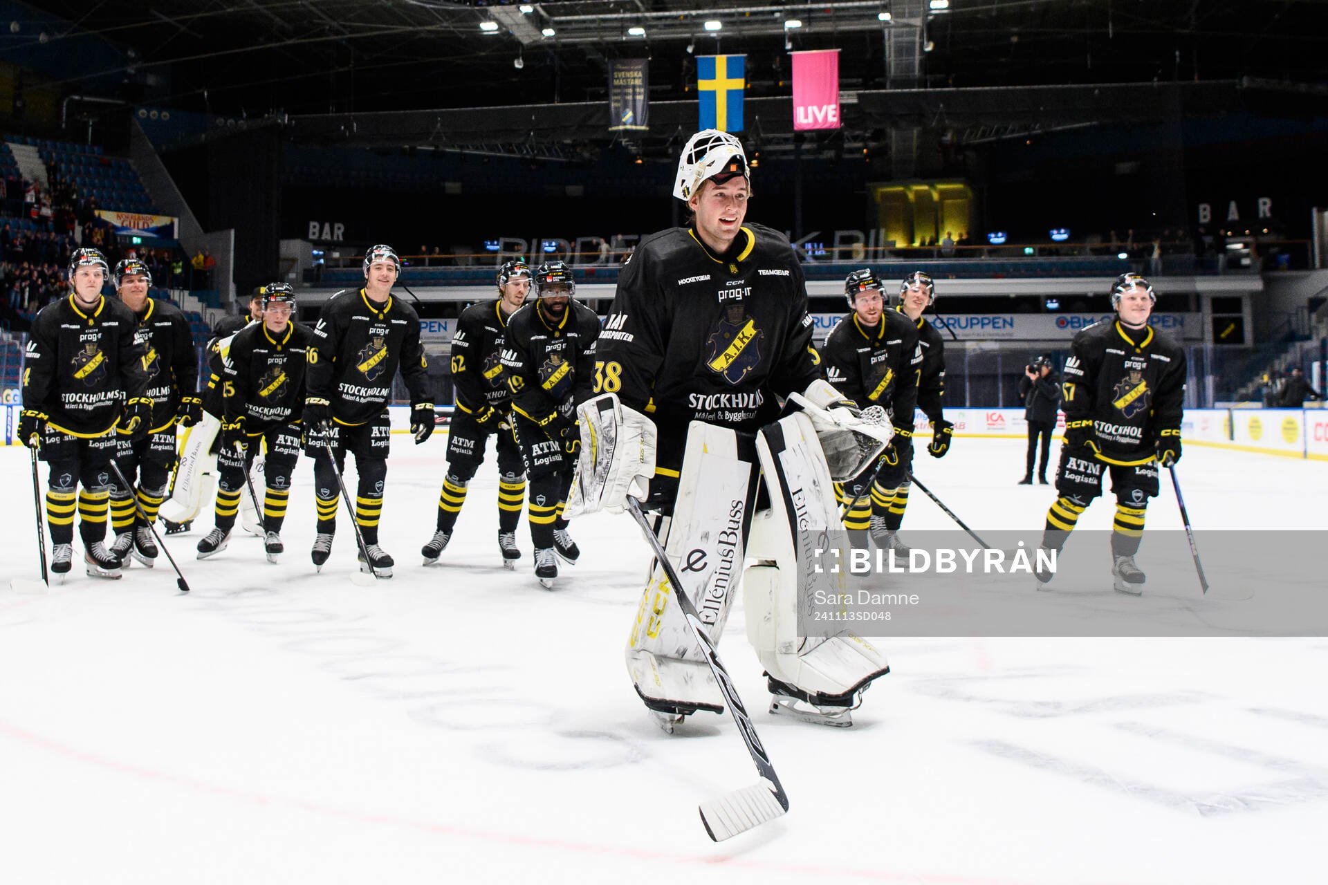 AIKs målvakt Simon Carlsson jublar