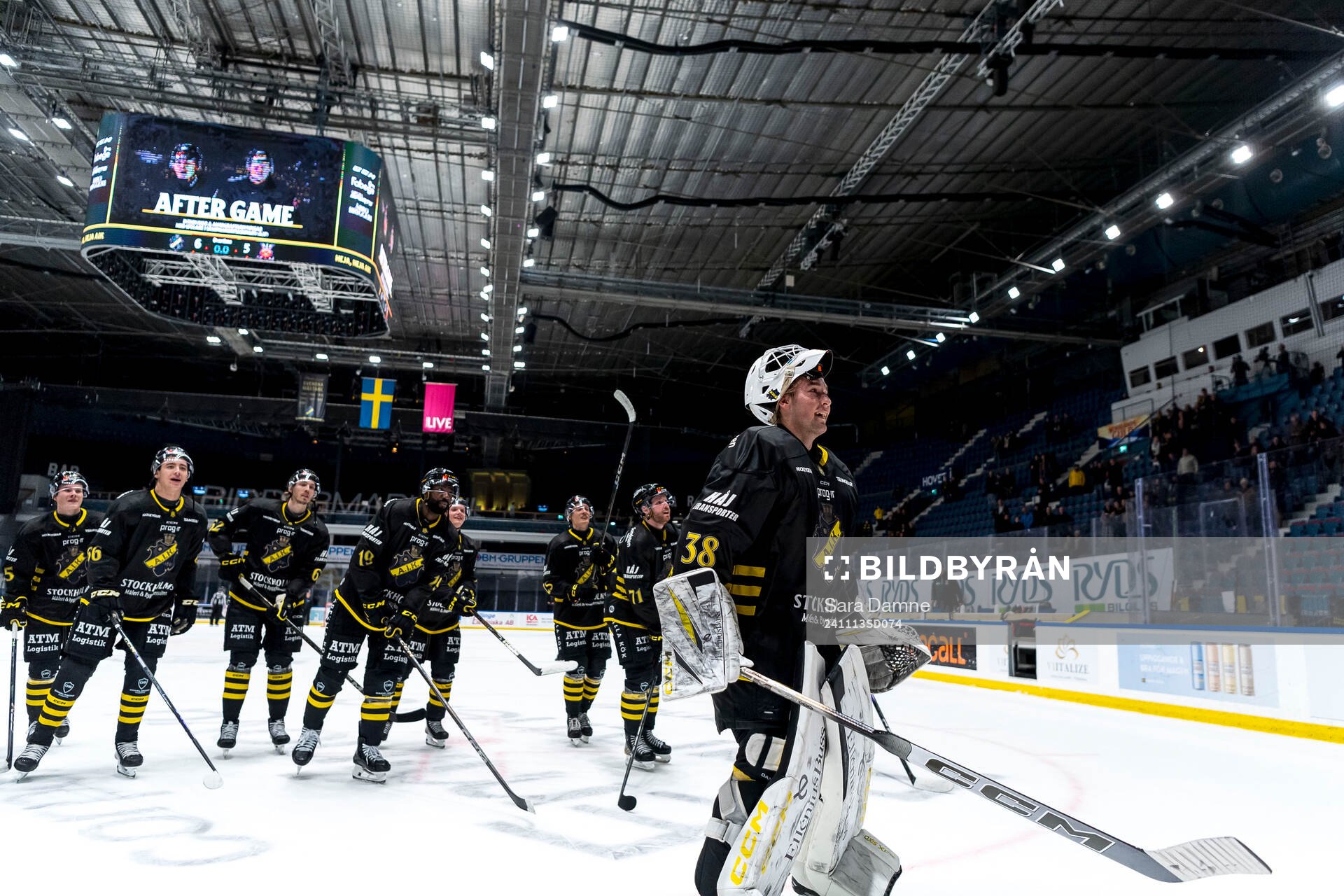 AIKs målvakt Simon Carlsson jublar