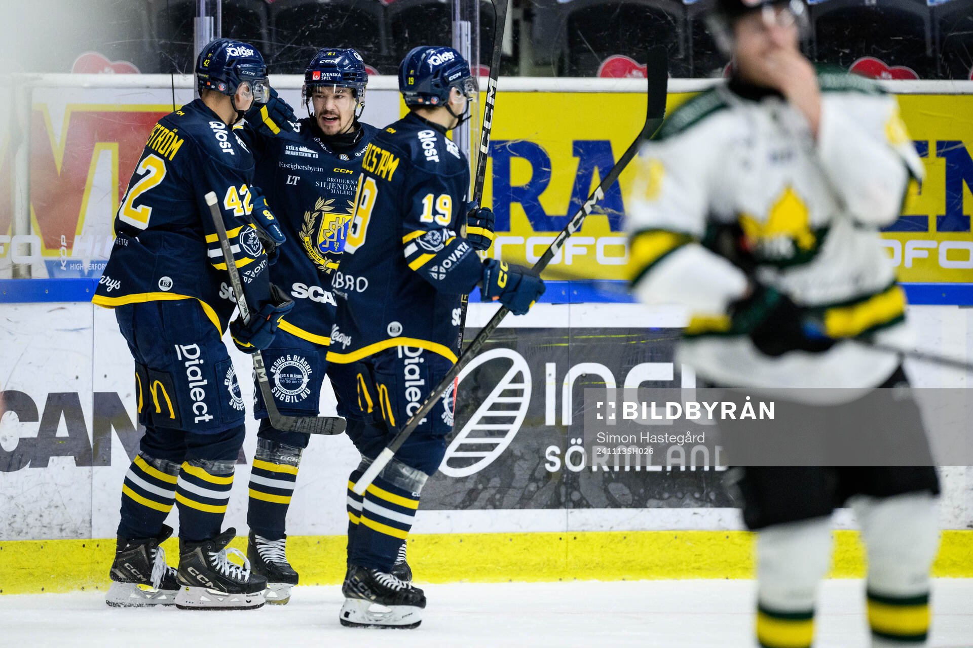 Södertäljes Miikka Pitkänen jublar