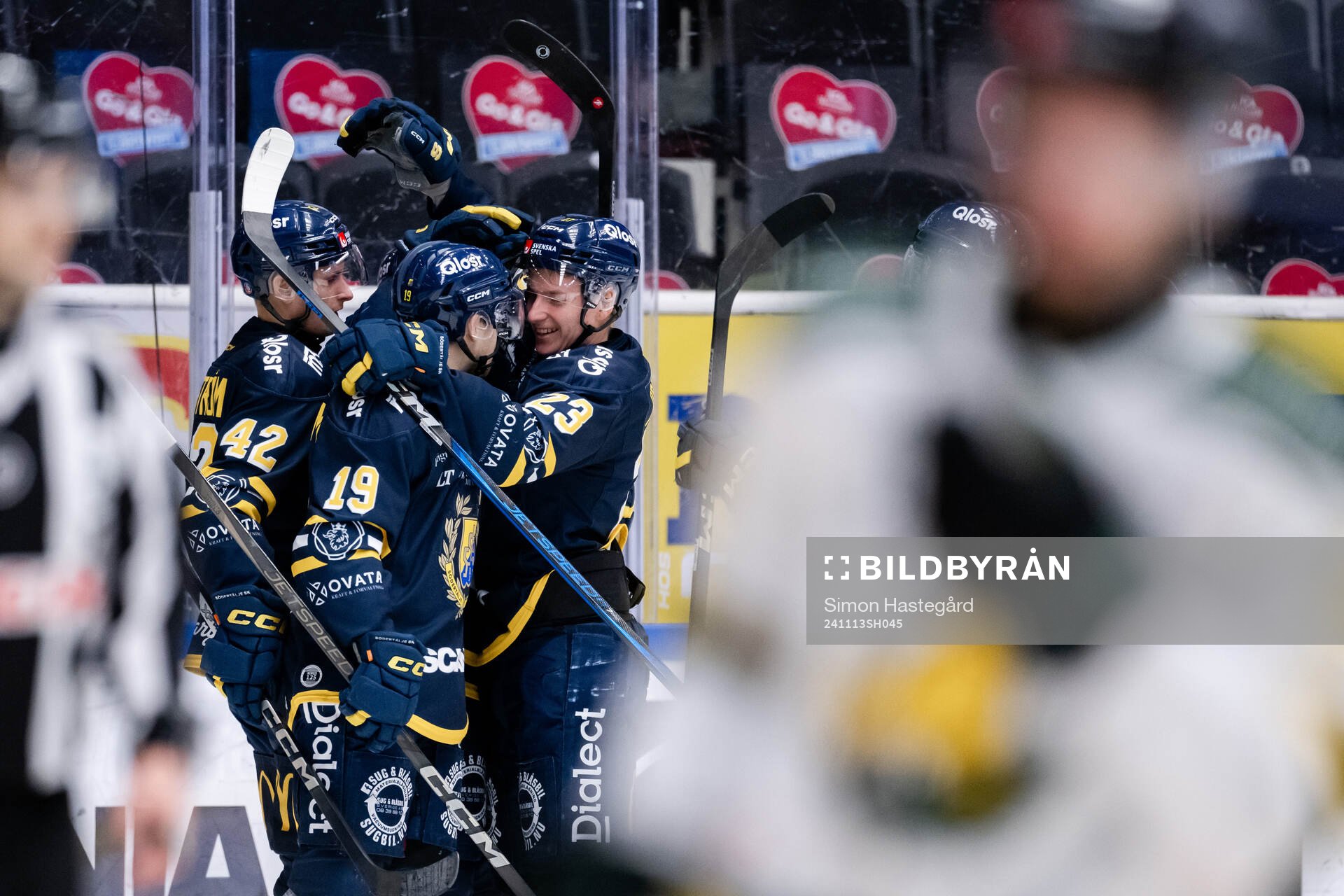 Södertäljes spelare jublar med Miikka Pitkänen