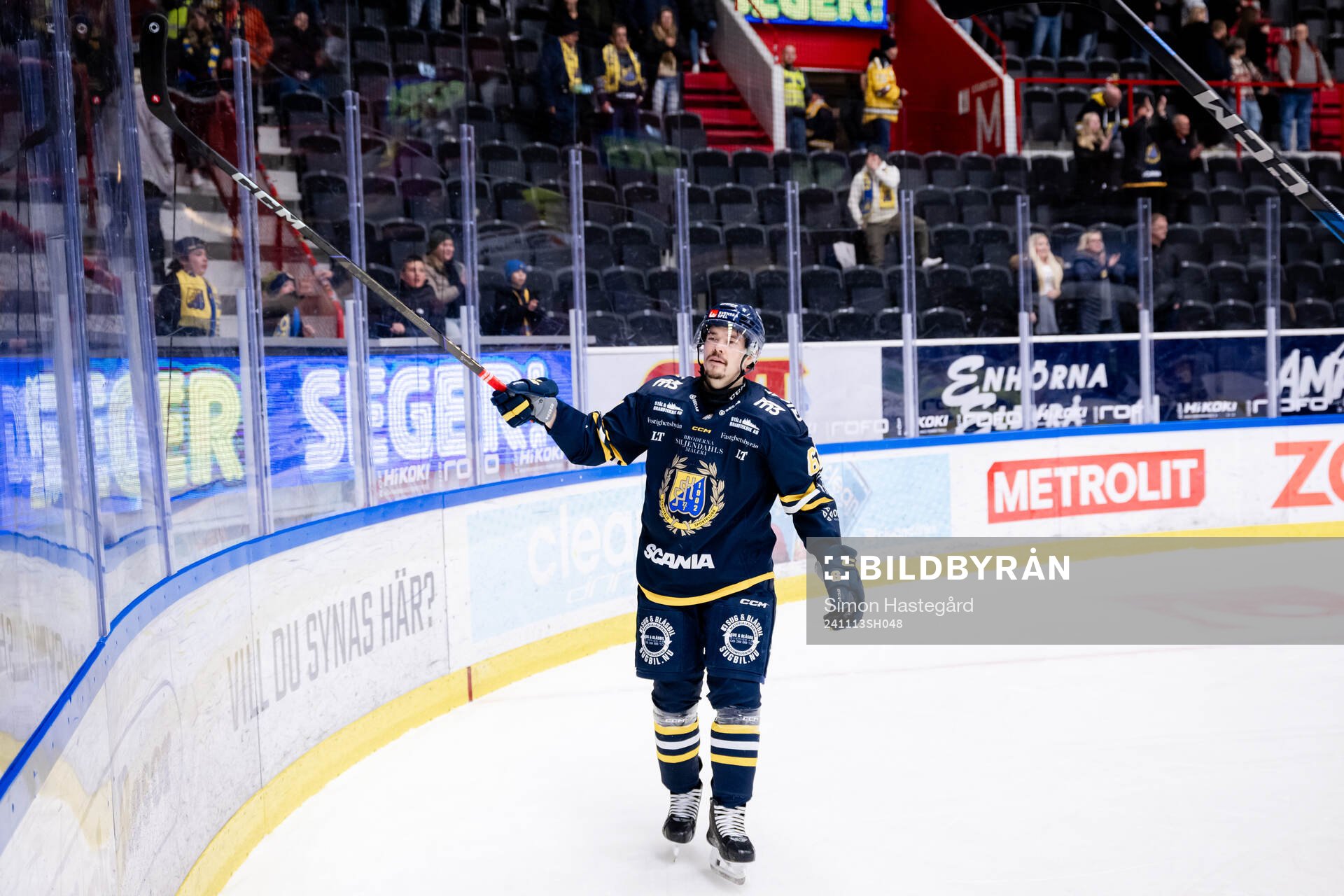 Södertäljes Miikka Pitkänen jublar