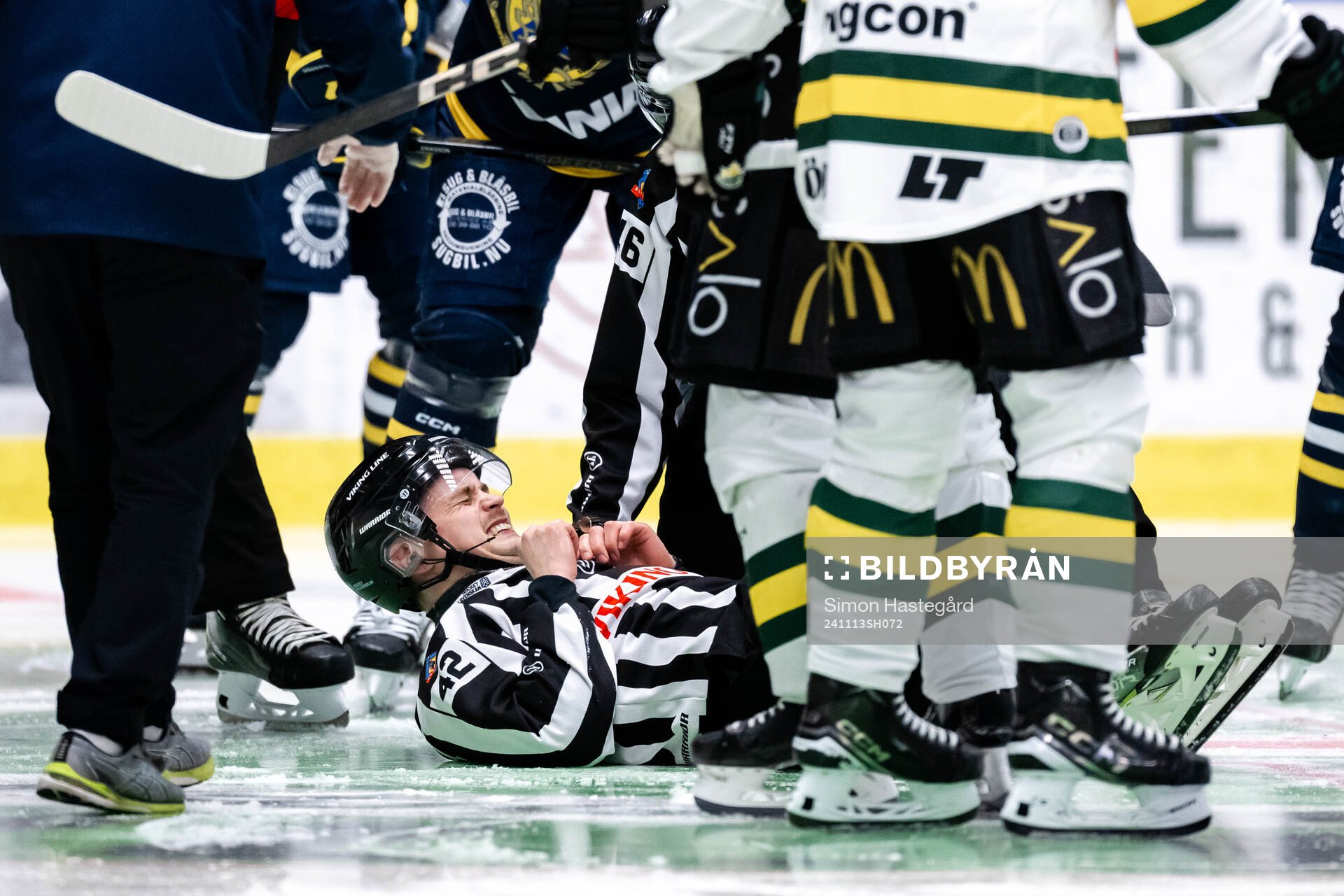 Linjedomare Albin Värmhed har ont