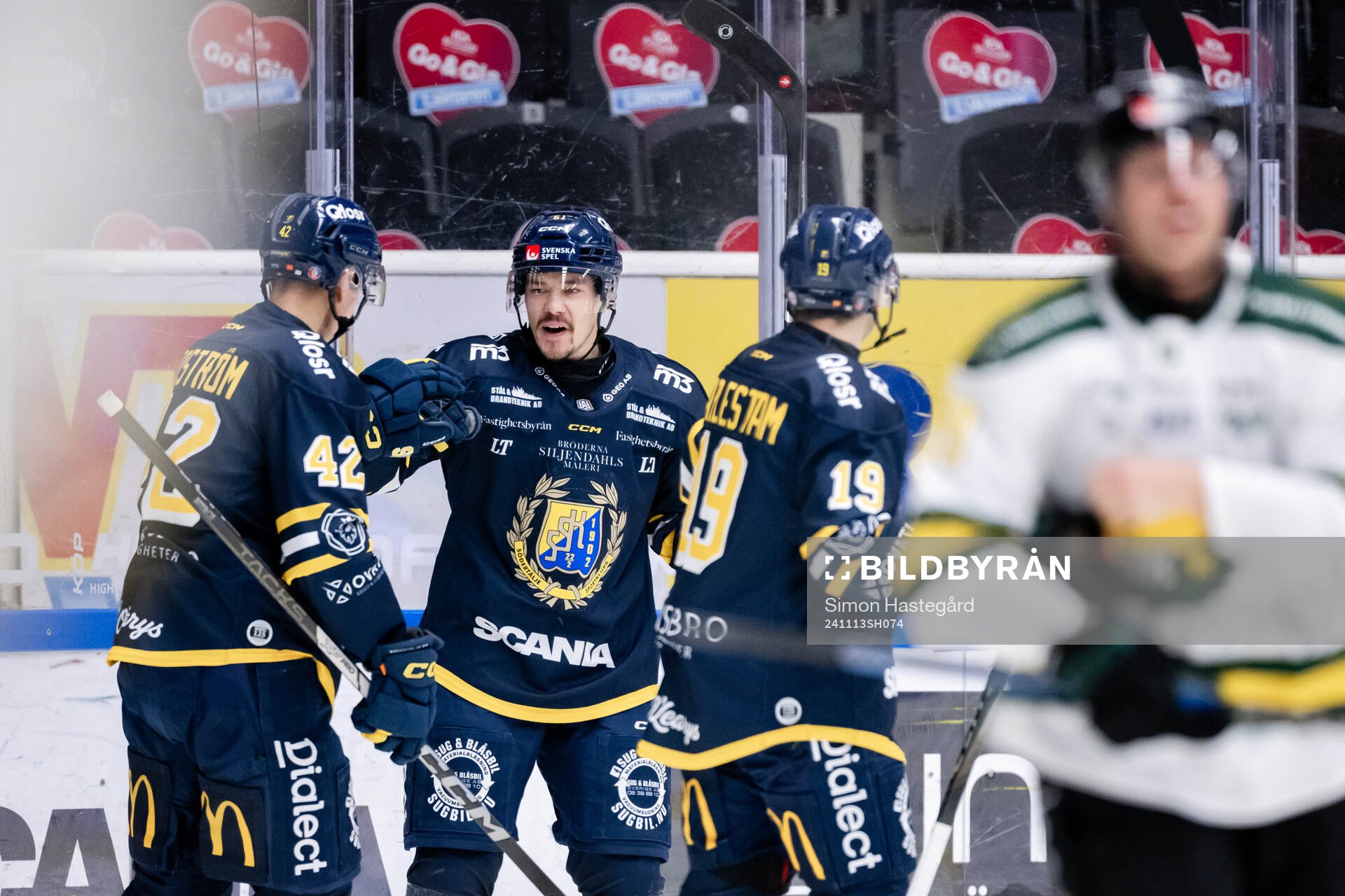 Södertäljes Miikka Pitkänen jublar