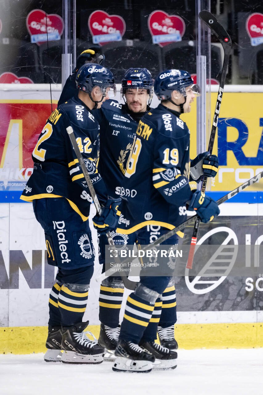 Södertäljes Miikka Pitkänen jublar