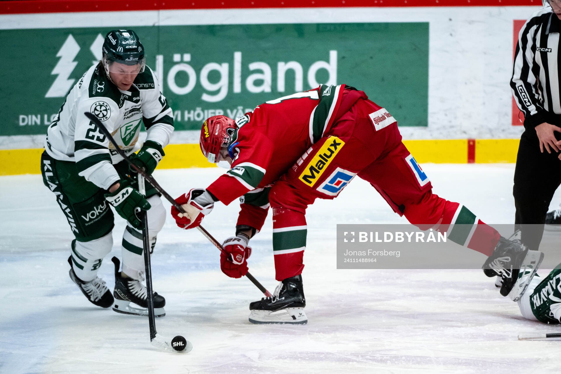 Färjestads Oskar Steen och Modos Alexander True