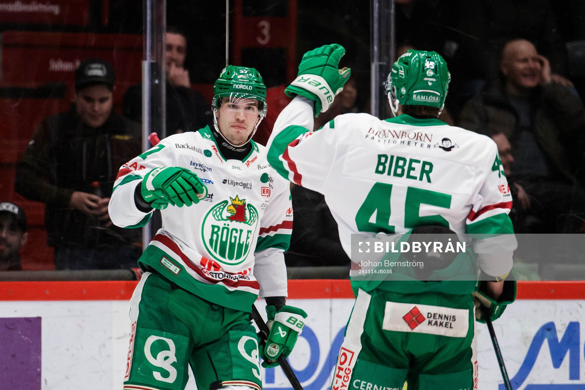 Rögles Albin Sundsvik och Gregor Biber jublar