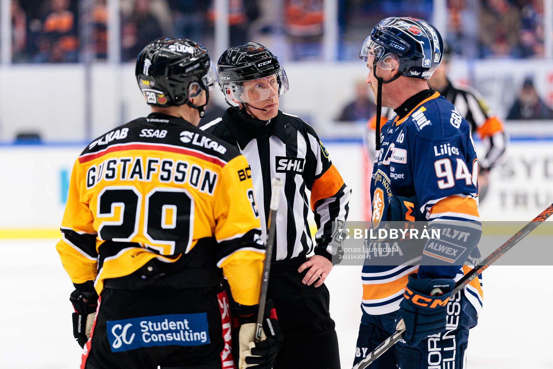 Luleås Erik Gustafsson och Växjös Joel Persson pratar