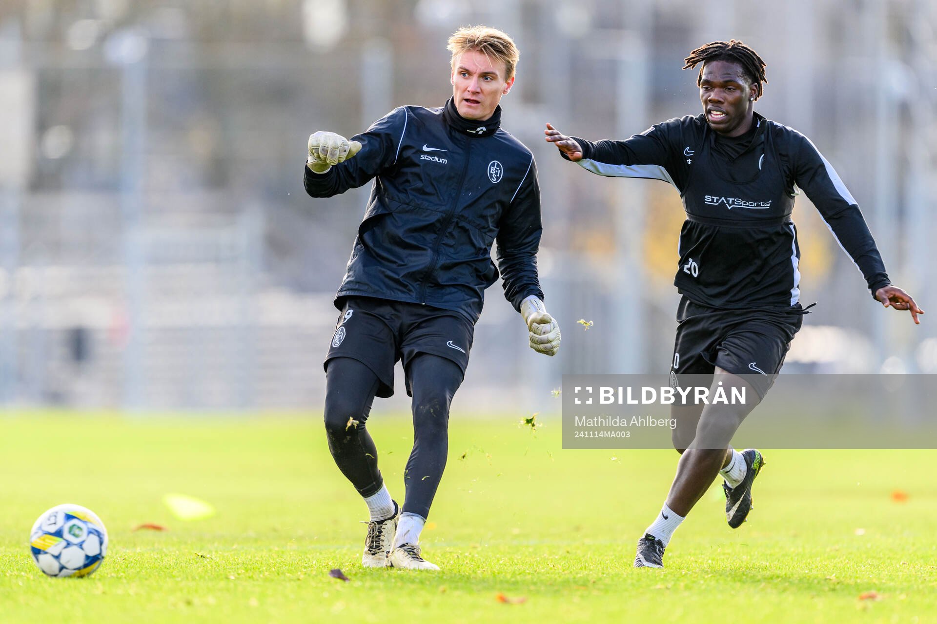 Landskronas målvakt Svante Hildeman och Xavier Odhiambo