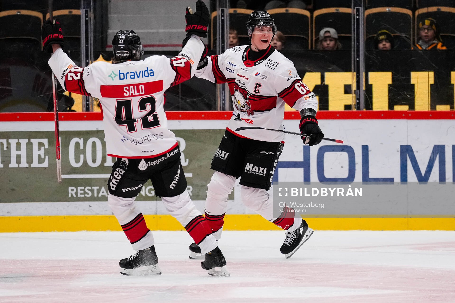 Malmö Redhawks Robin Salo och Fredrik Händemark jublar
