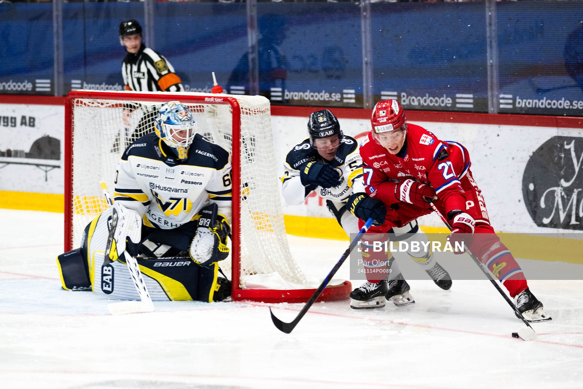 HV71s Victor Sjöholm och Timrås Oliver Johansson
