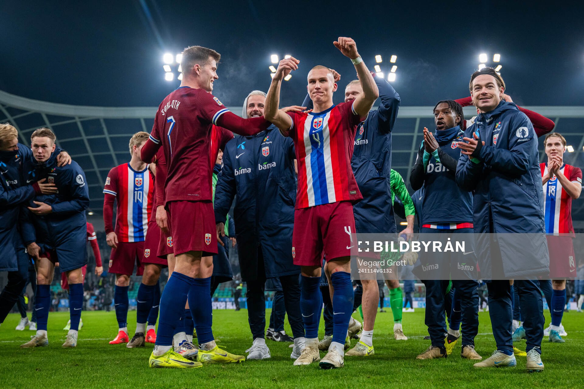 Leo Østigård, Patrick Berg and players of Norway celebrate