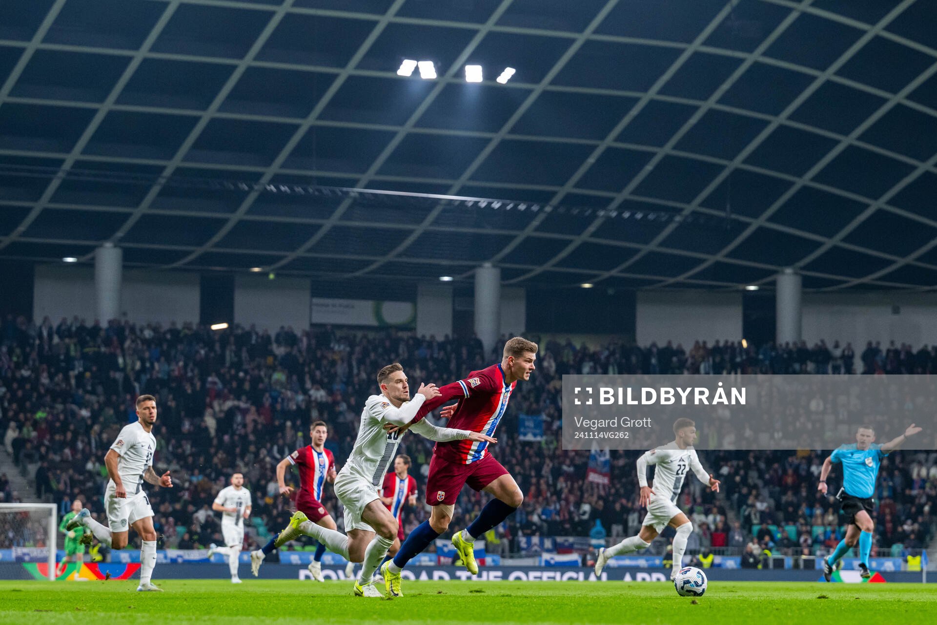 Timi Elsnik of Slovenia and Alexander Sørloth of Norway