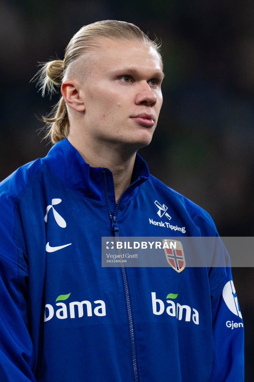 Erling Braut Haaland of Norway line up