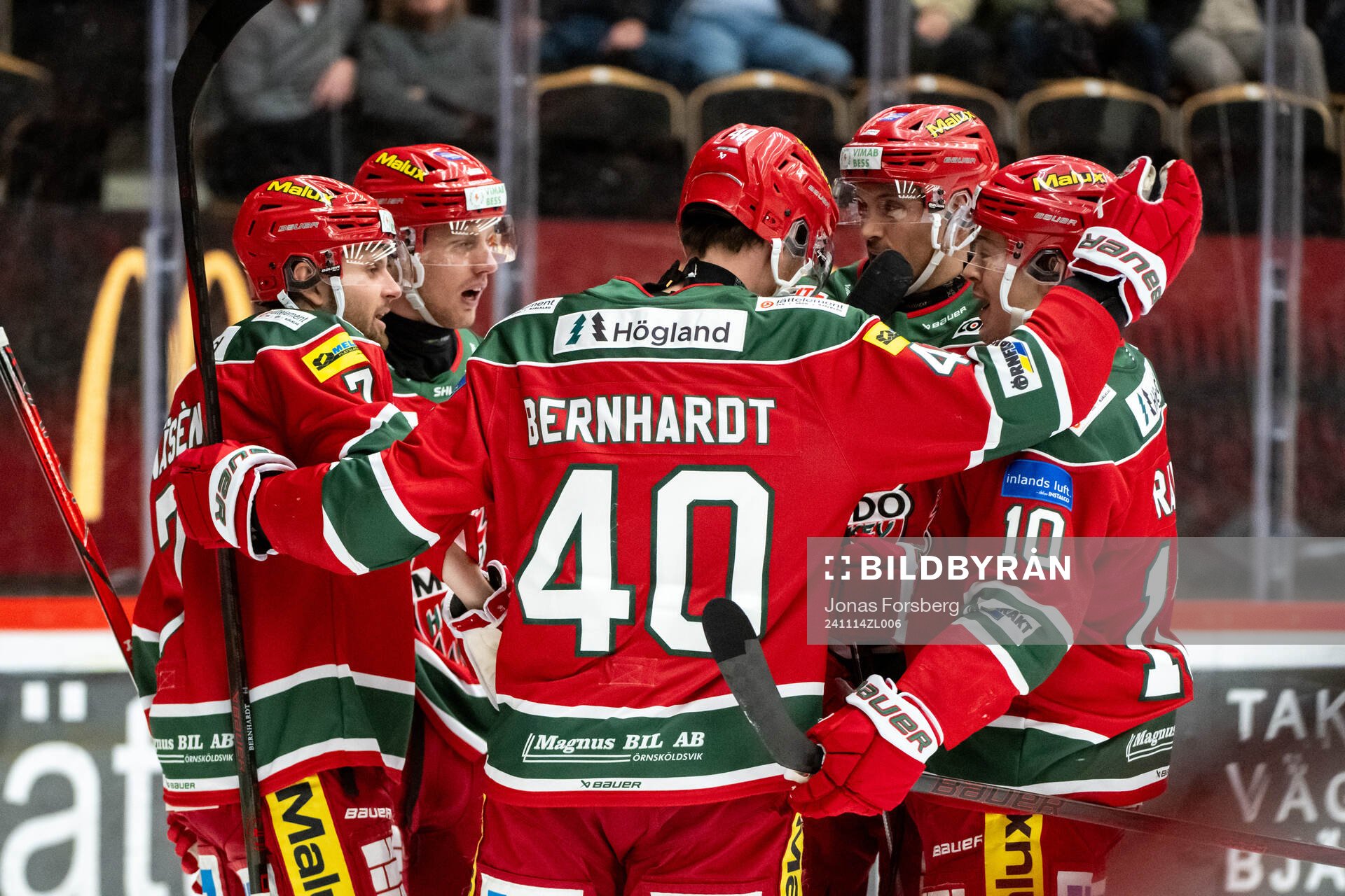 Modos David Bernhardt jublar med lagkamrater