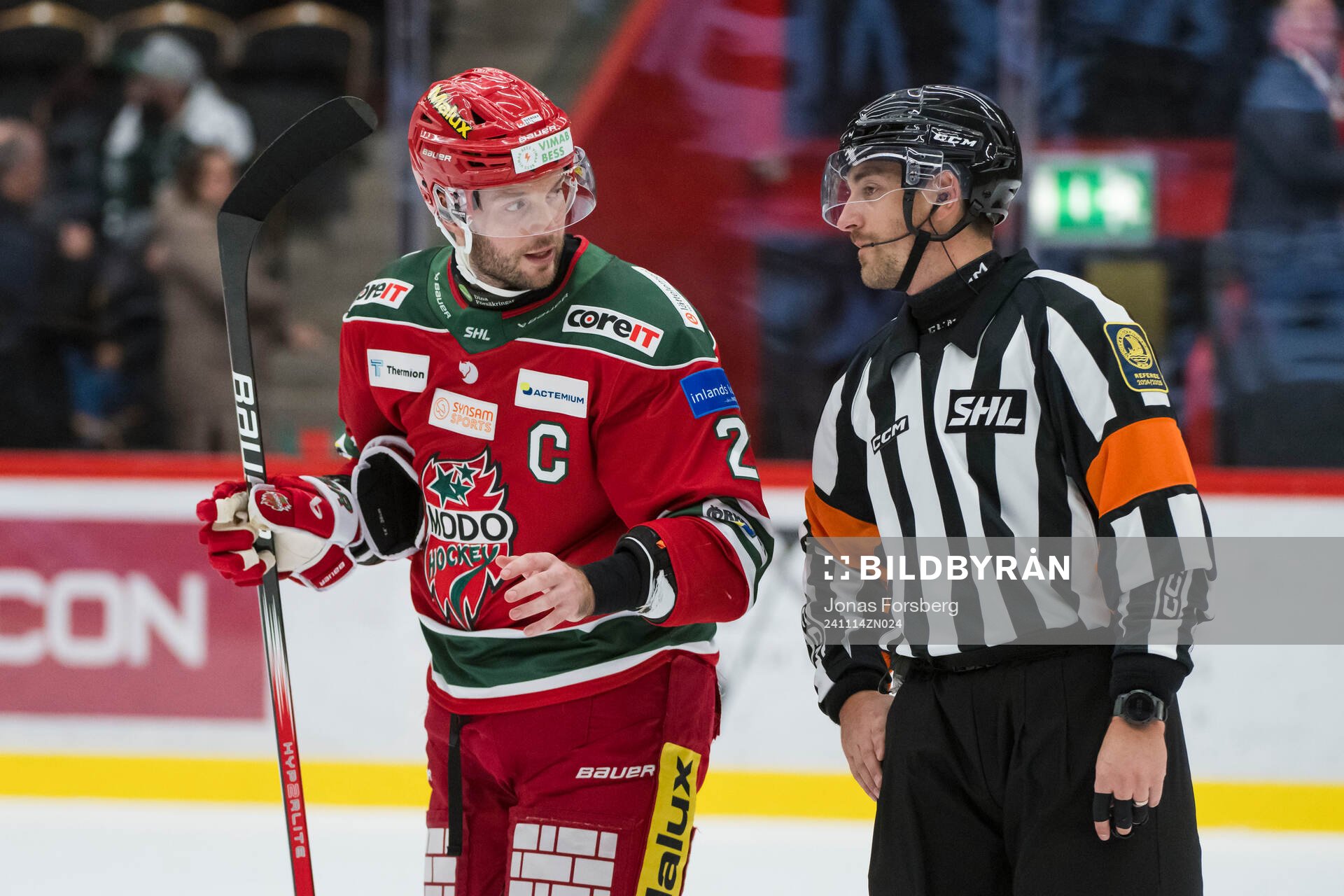 Modos David Rundblad pratar med Domare Mattias Enroth