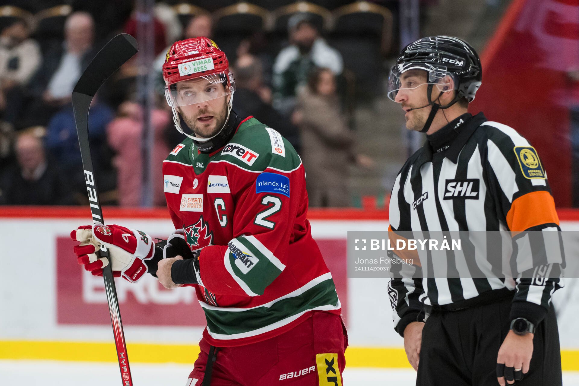 Modos David Rundblad pratar med Domare Mattias Enroth