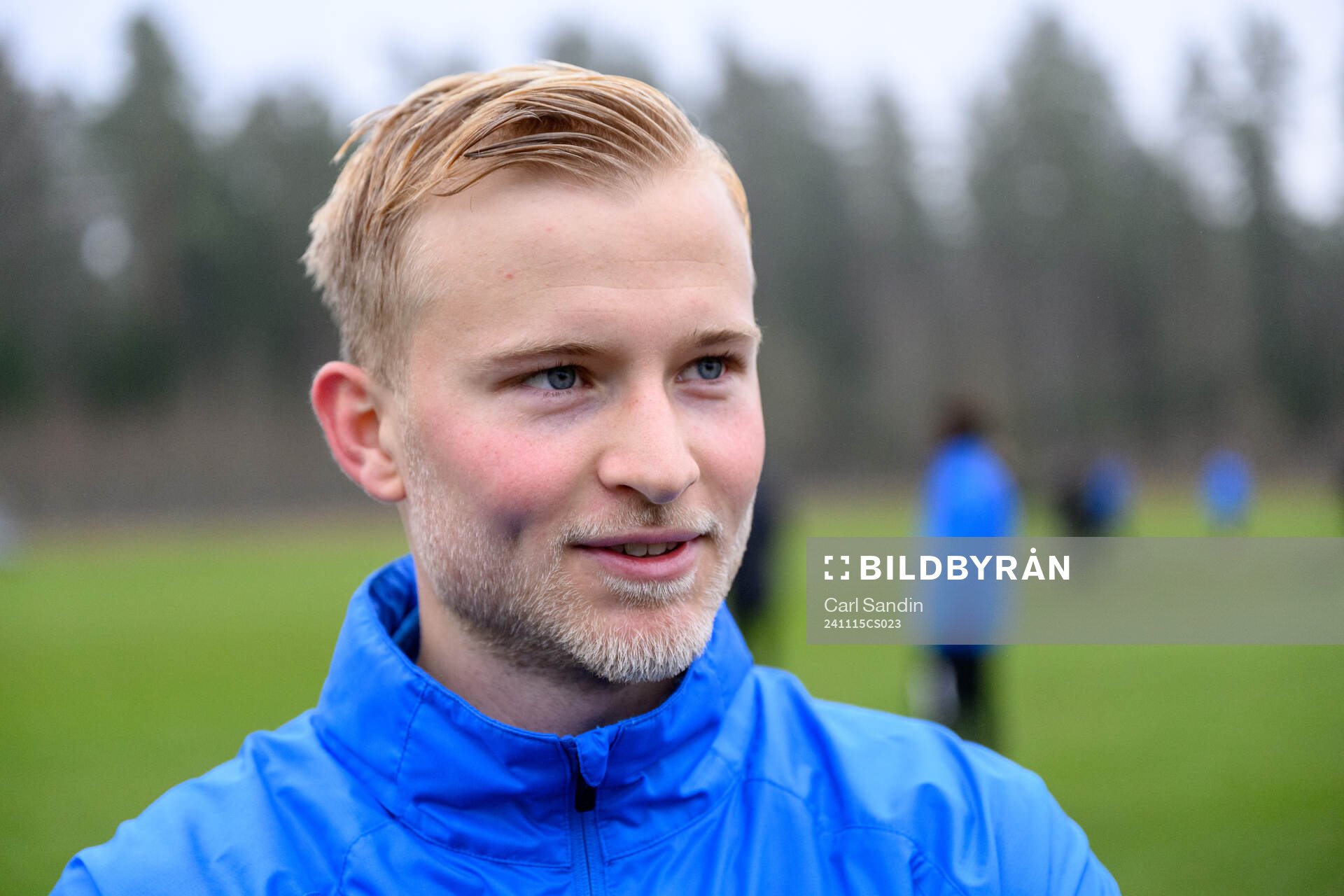 Johan Rapp blir intervjuad