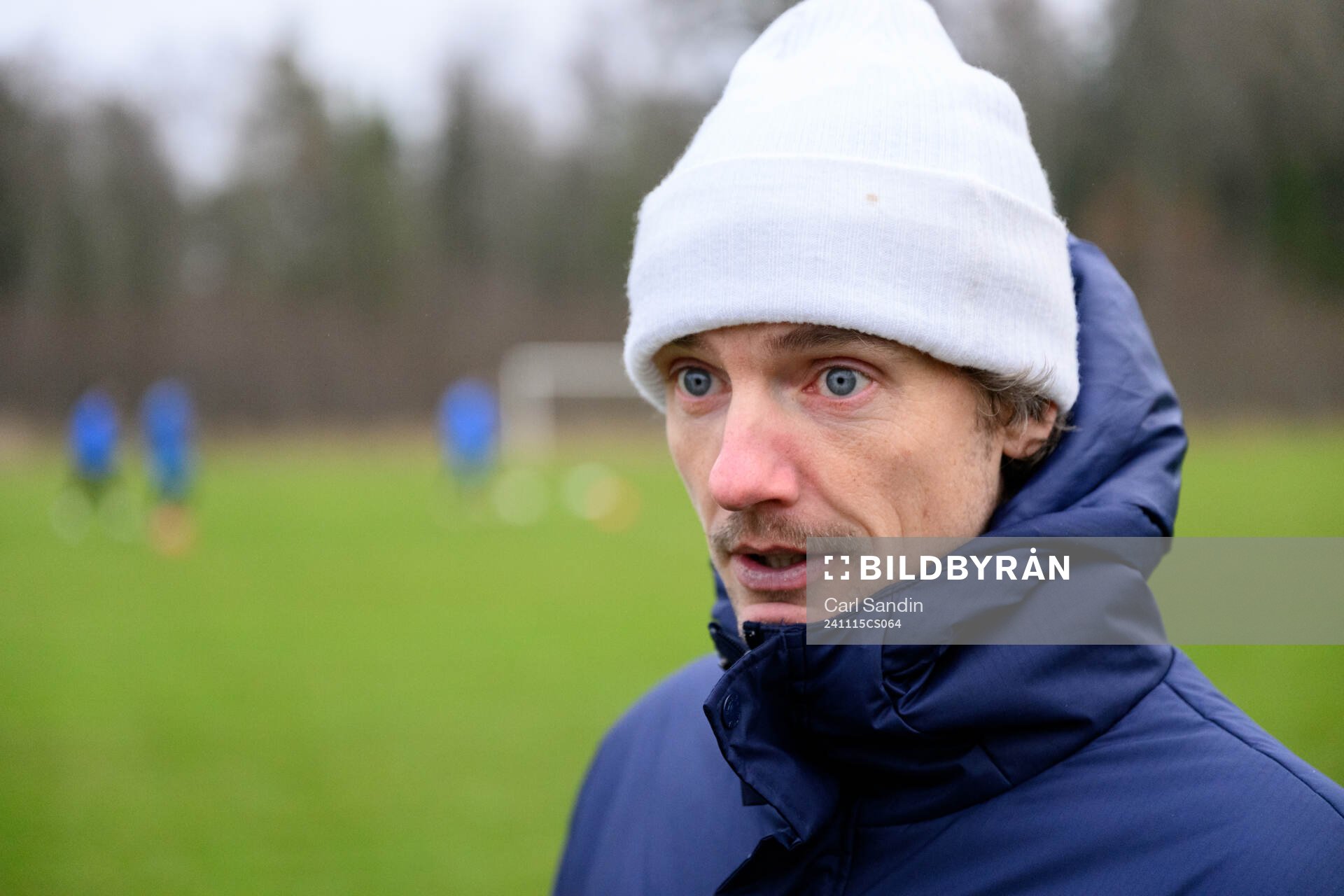 Assisterande tränare Robin Asterhed blir intervjuad