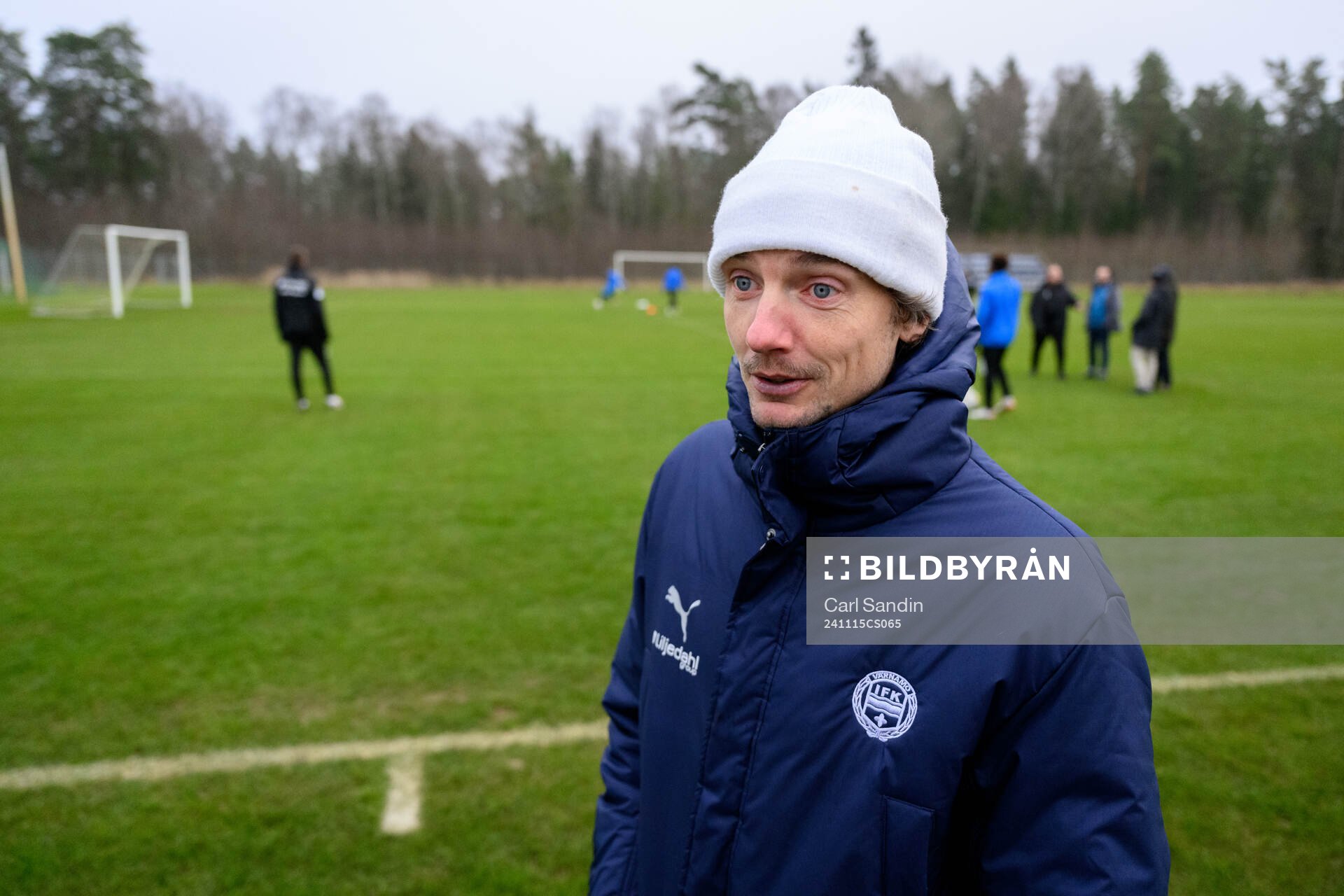 Assisterande tränare Robin Asterhed blir intervjuad