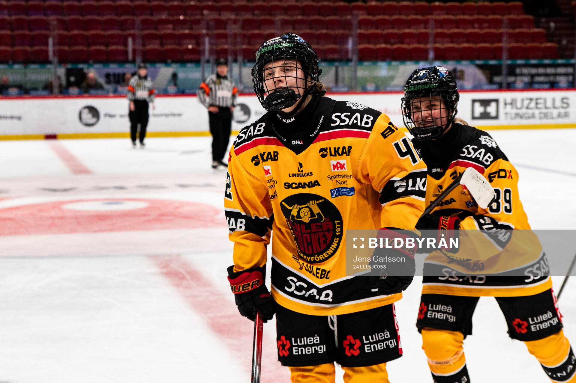 Luleås Viivi Vainikka och Inez Nygren jublar