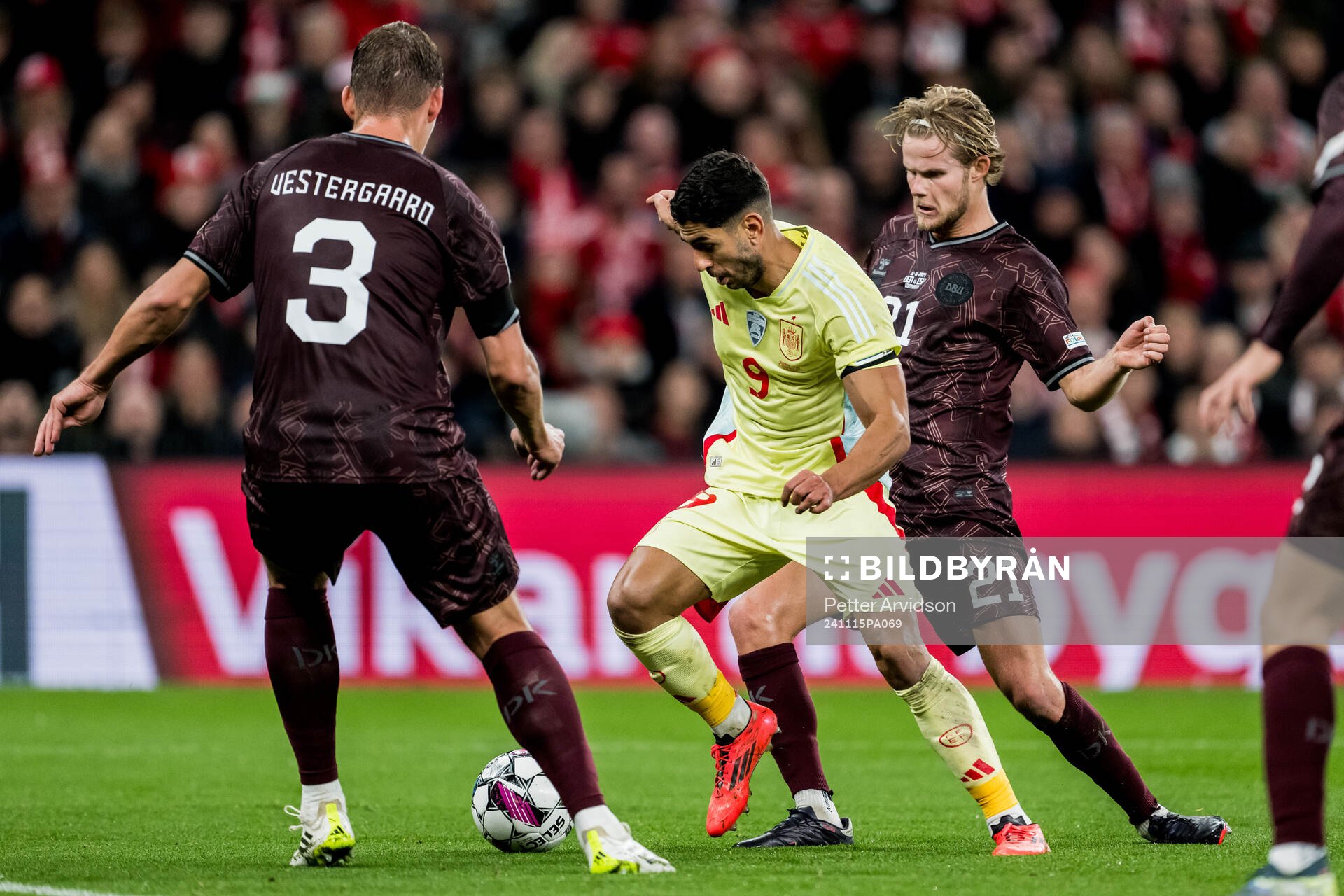Ayoze Perez of Spain and Morten Hjulmand of Denmark