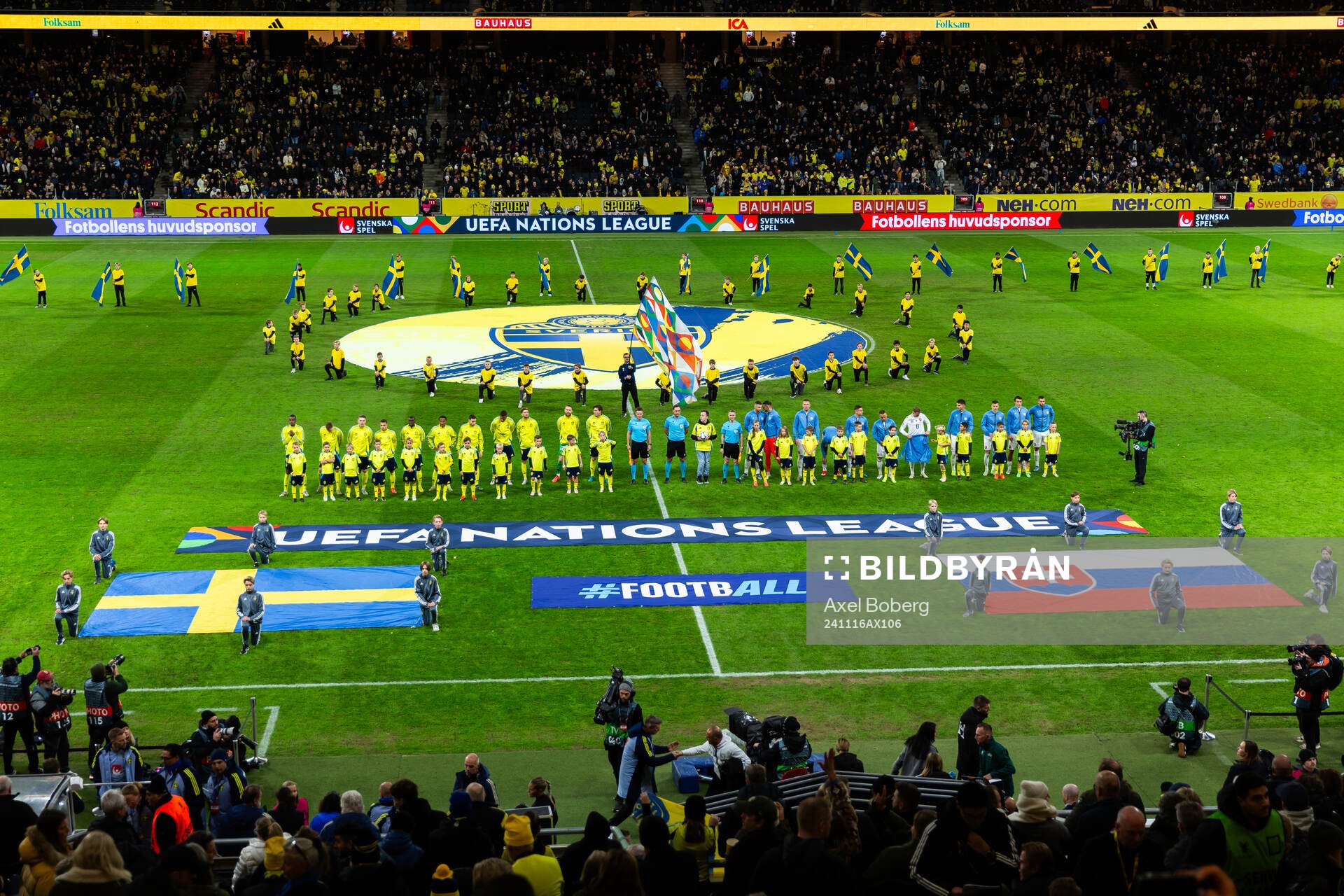 Players of both teams with mascots