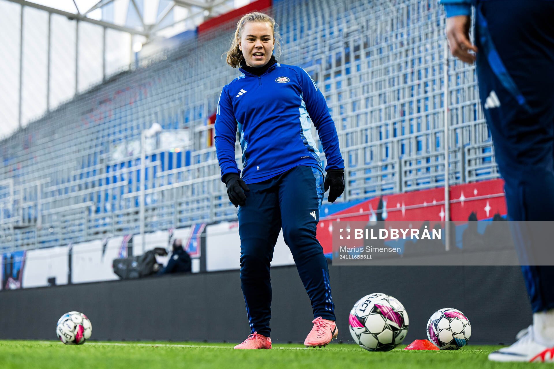 Olaug Tvedten of Vålerenga warms up