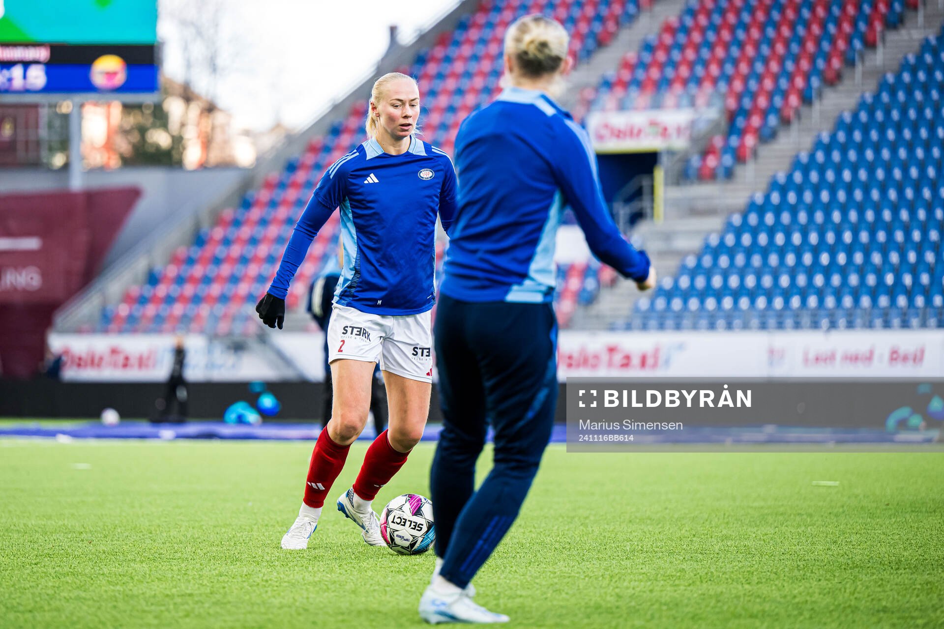Sara Iren Hørte of Vålerenga warms up