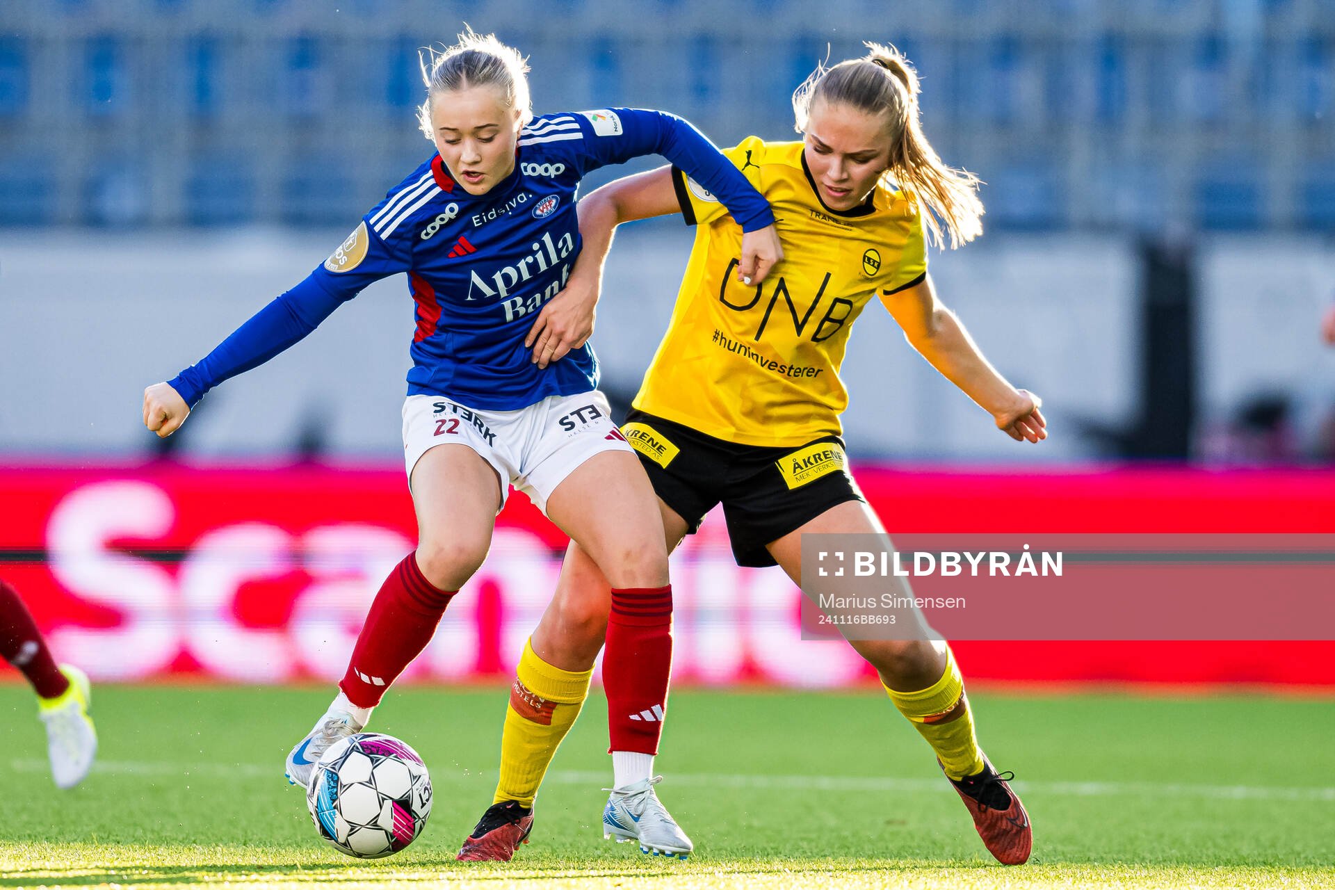 Tomine Enger of Vålerenga and Kaia Bjelde Hjelmhaug of LSK