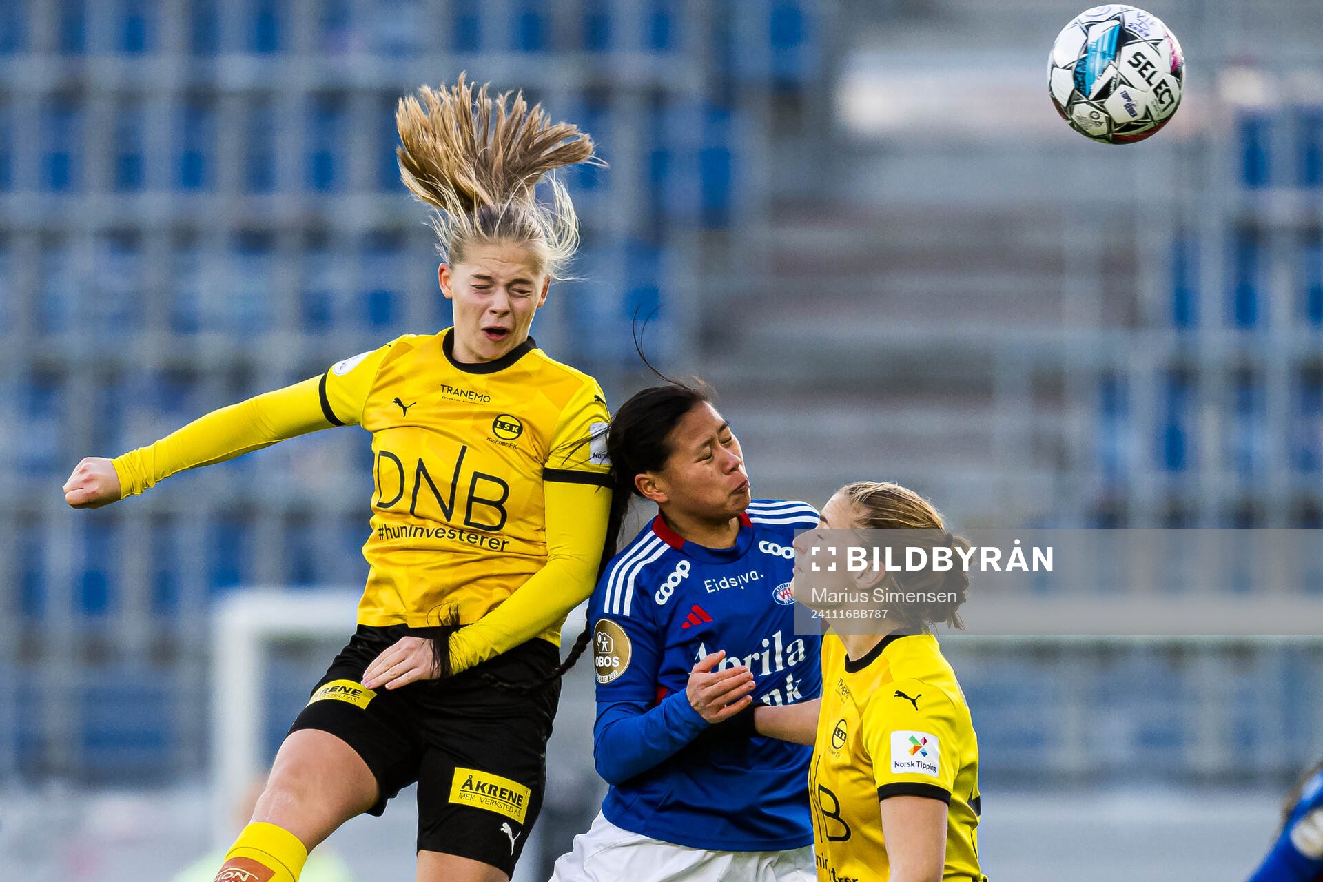 Mille Ivi Christensen of LSK Kvinner and Ylinn Tennebø of