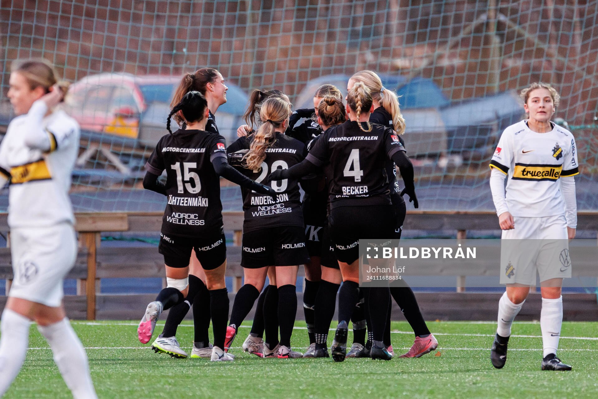 Umeås Alexandra Sandström jublar med lagkamrater